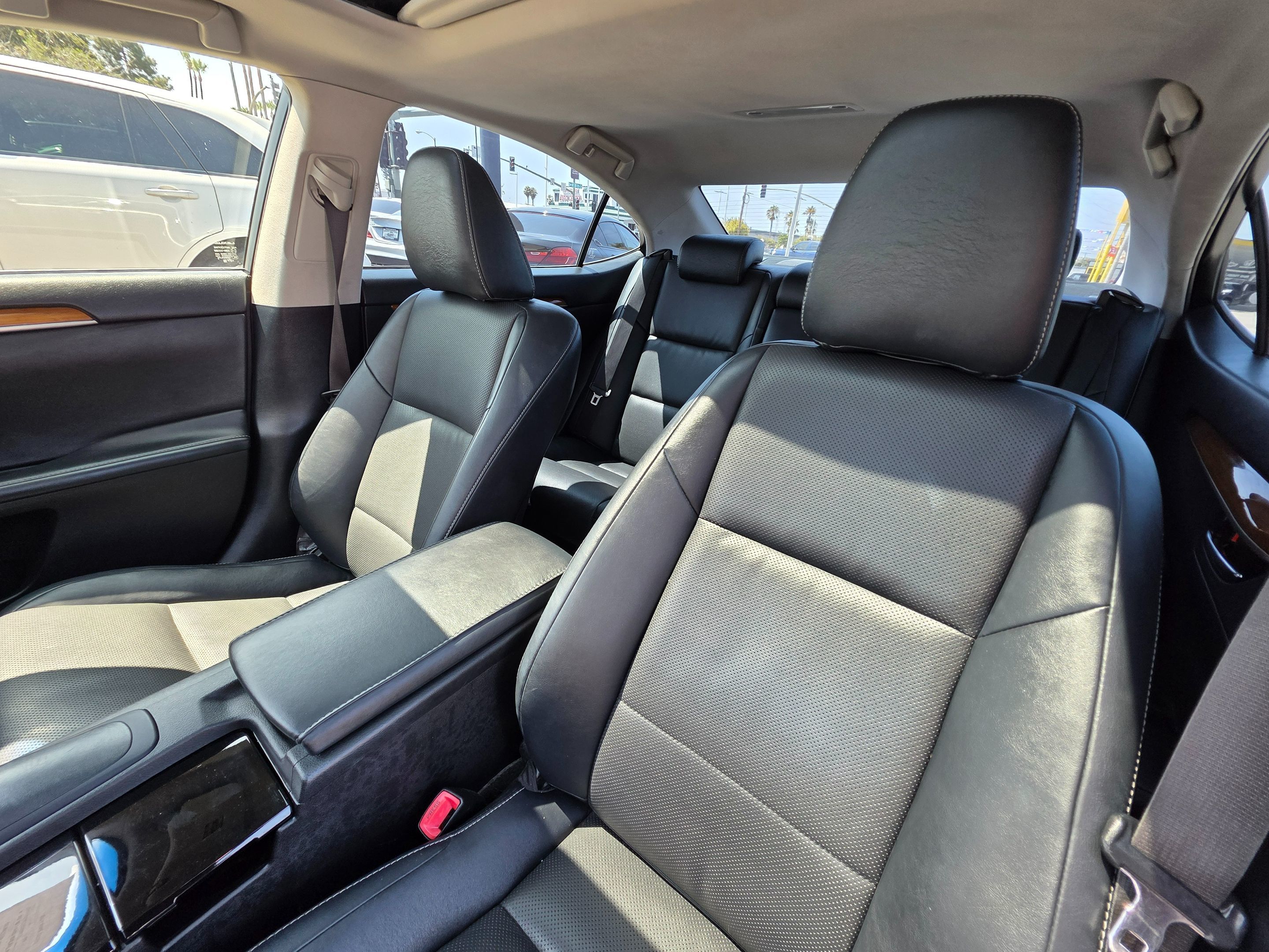 2015 Lexus ES 300h Premium photo 23