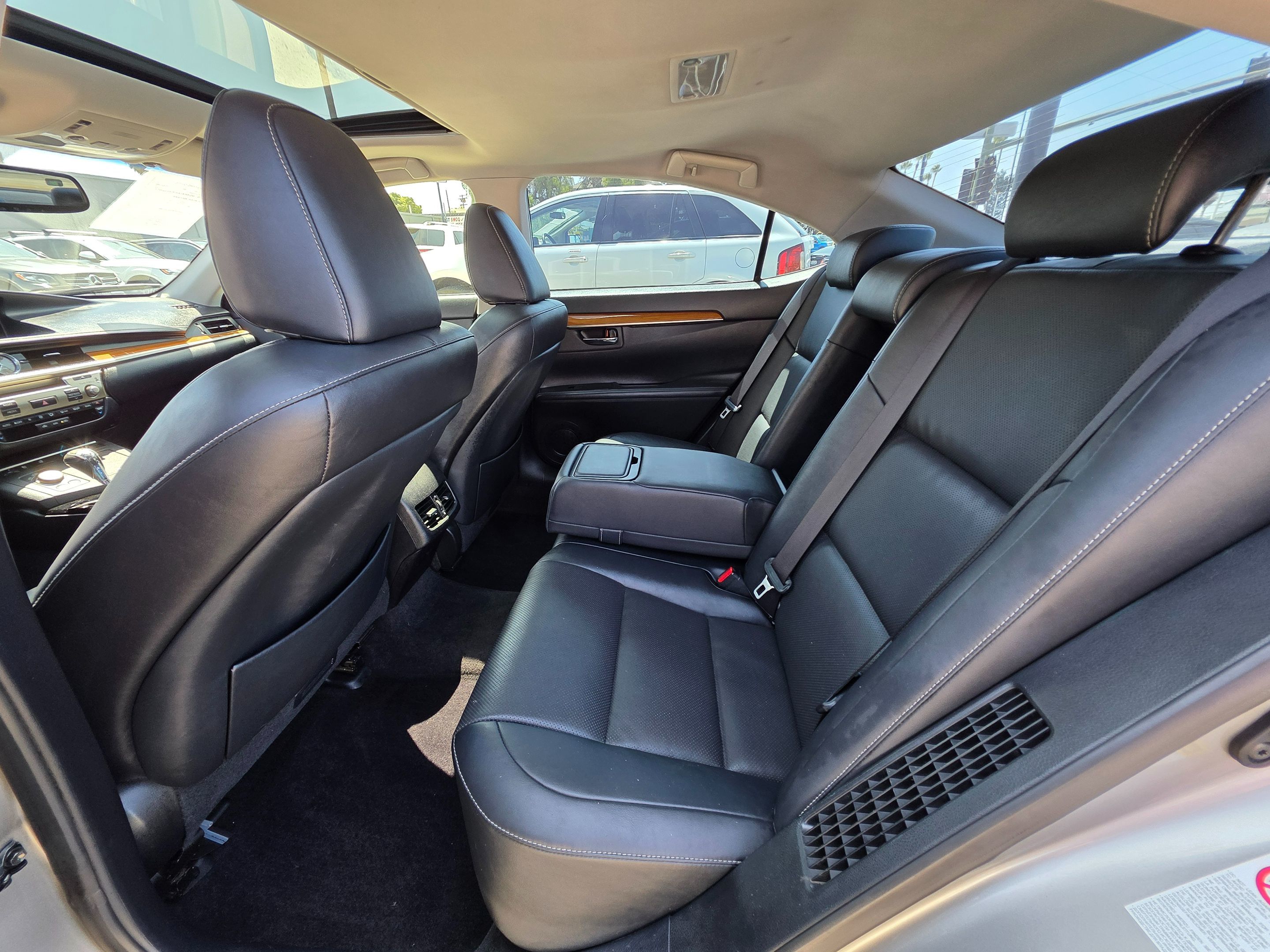 2015 Lexus ES 300h Premium photo 24