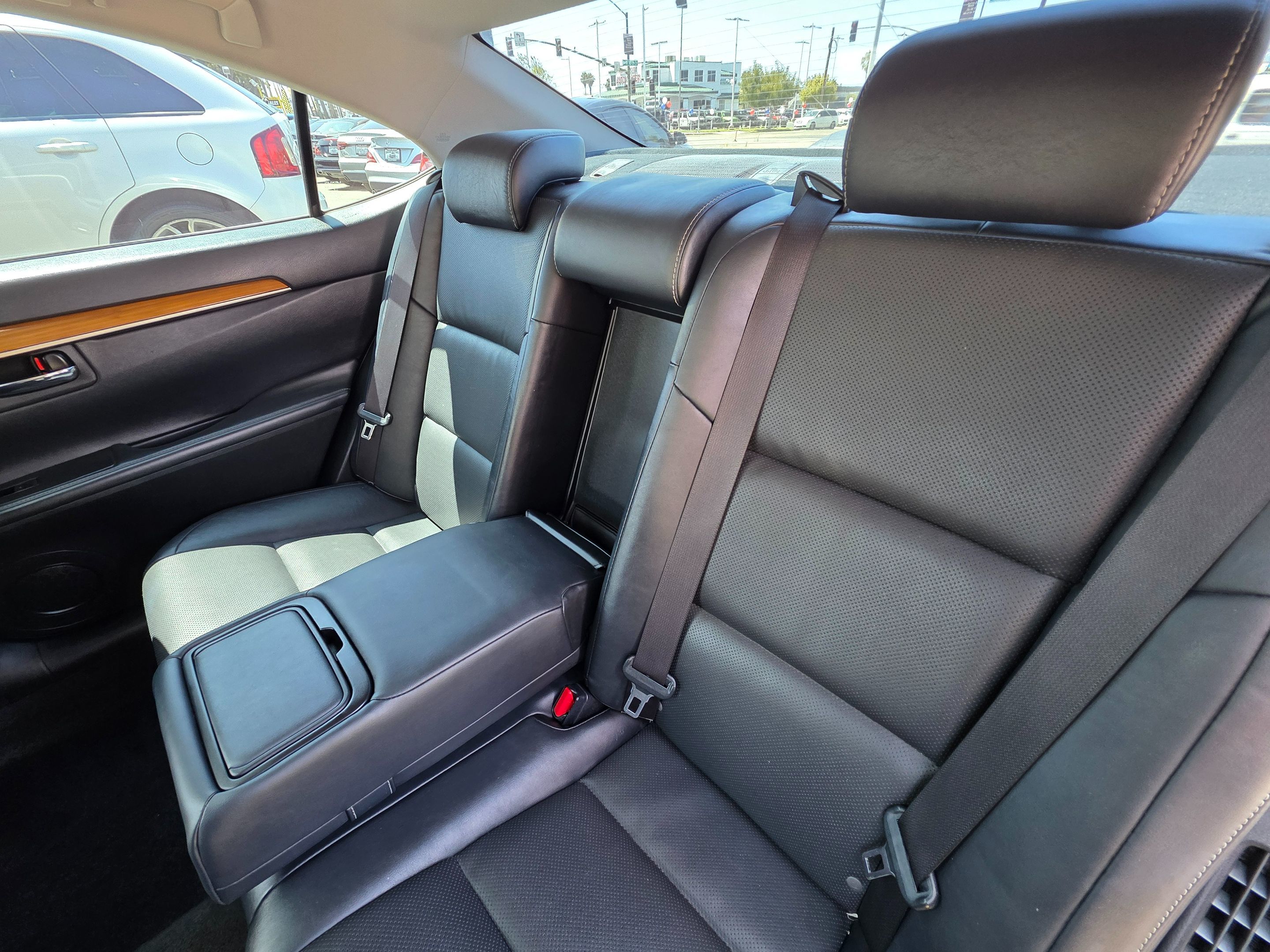 2015 Lexus ES 300h Premium photo 25