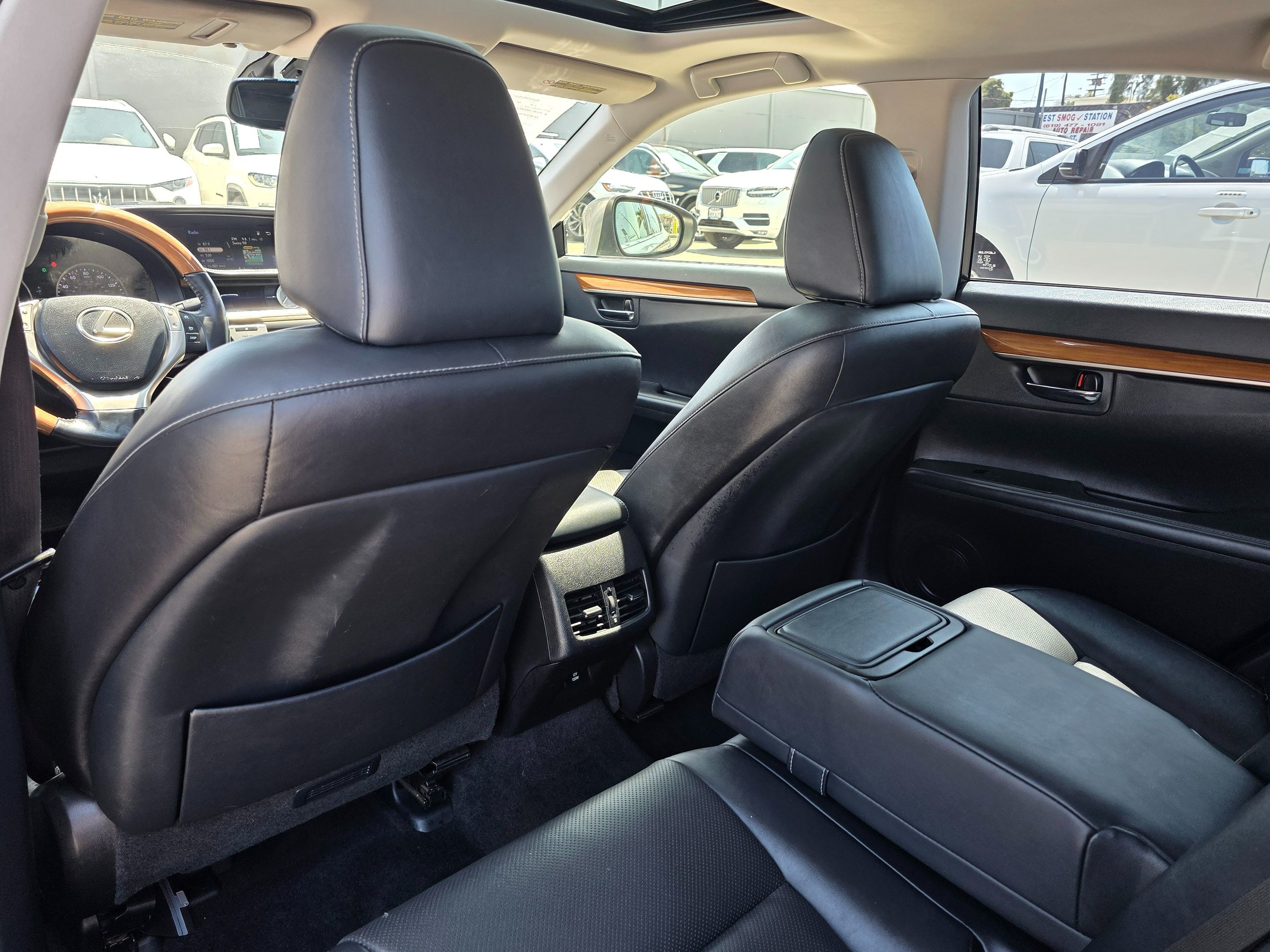 2015 Lexus ES 300h Premium photo 26