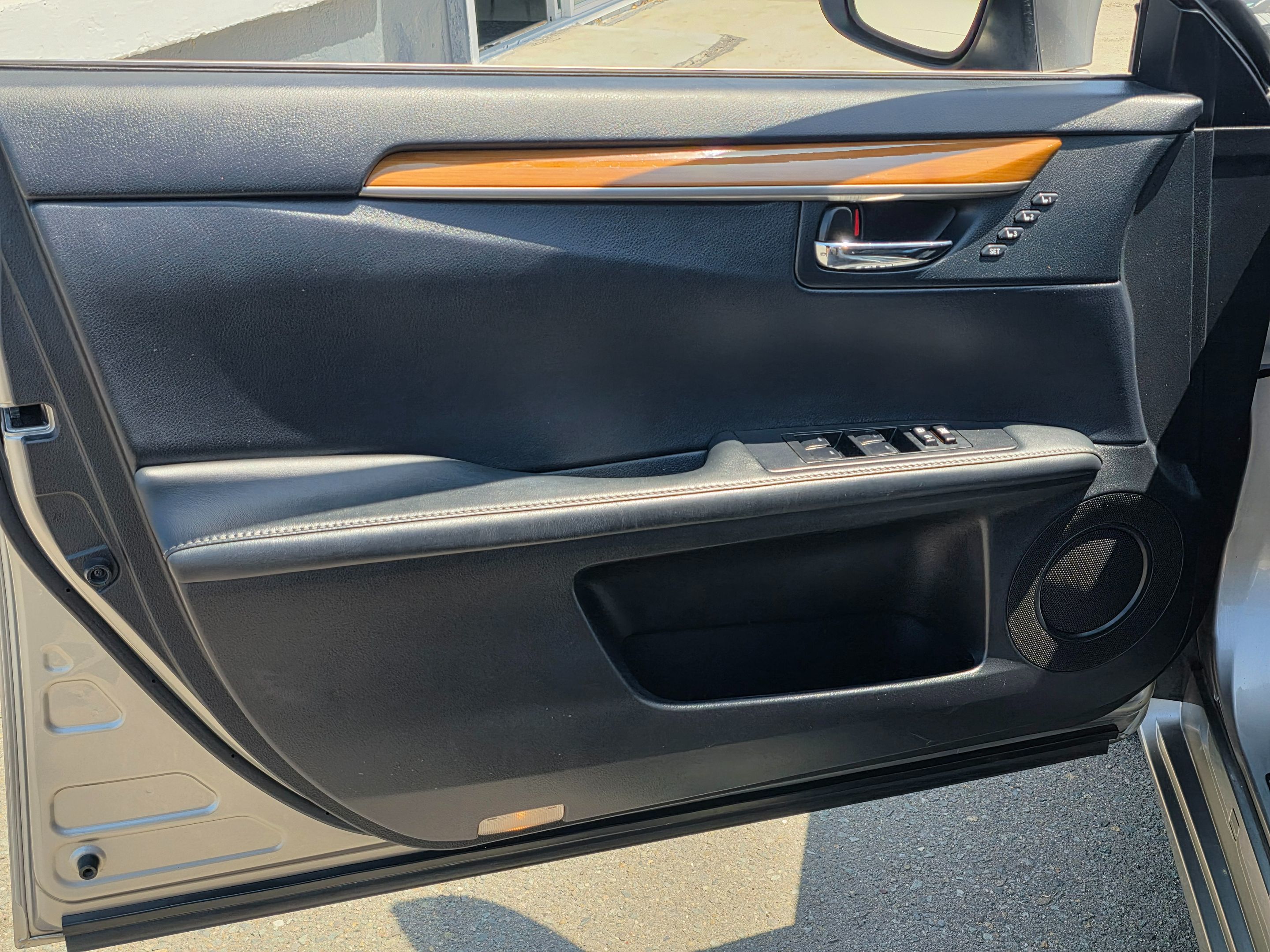 2015 Lexus ES 300h Premium photo 28