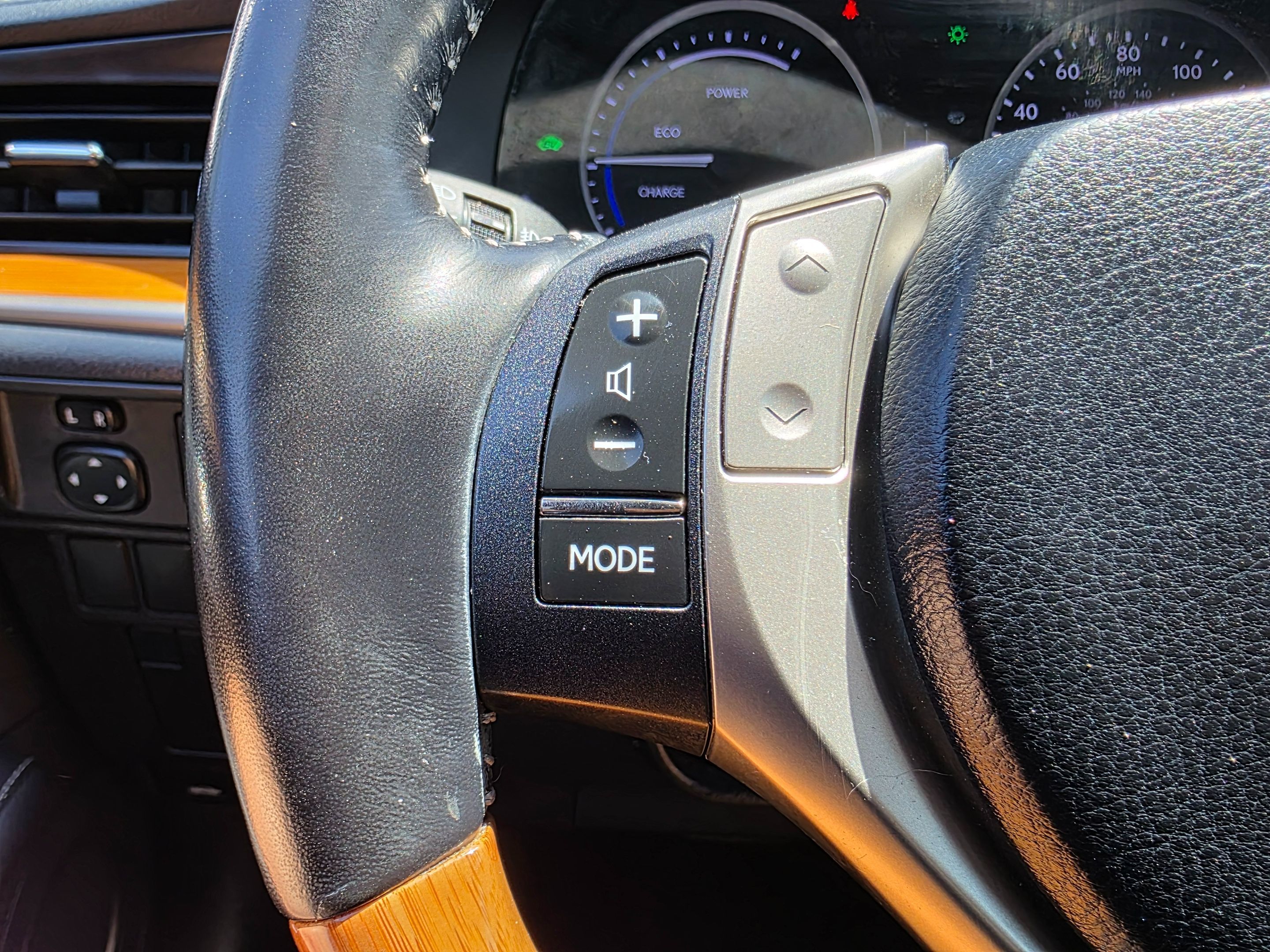 2015 Lexus ES 300h Premium photo 31