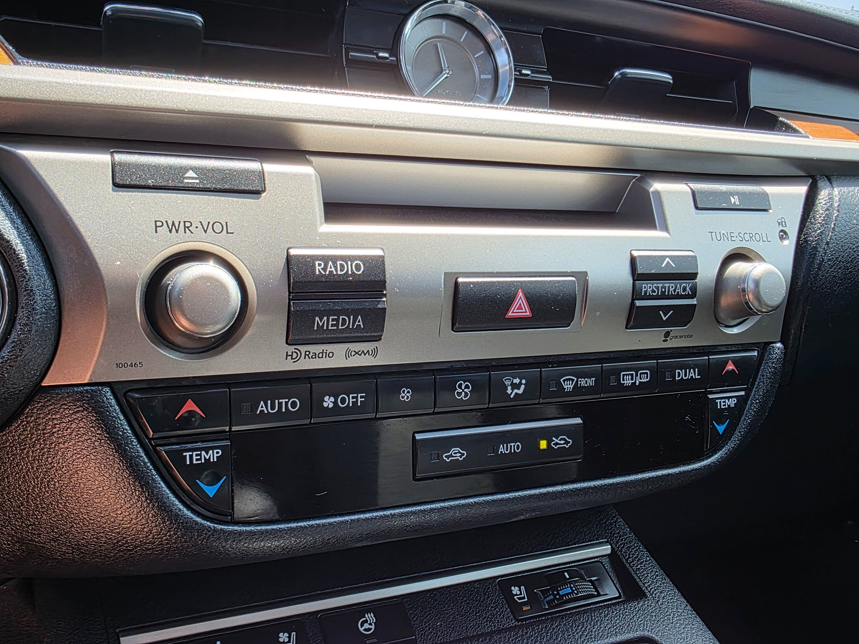 2015 Lexus ES 300h Premium photo 37