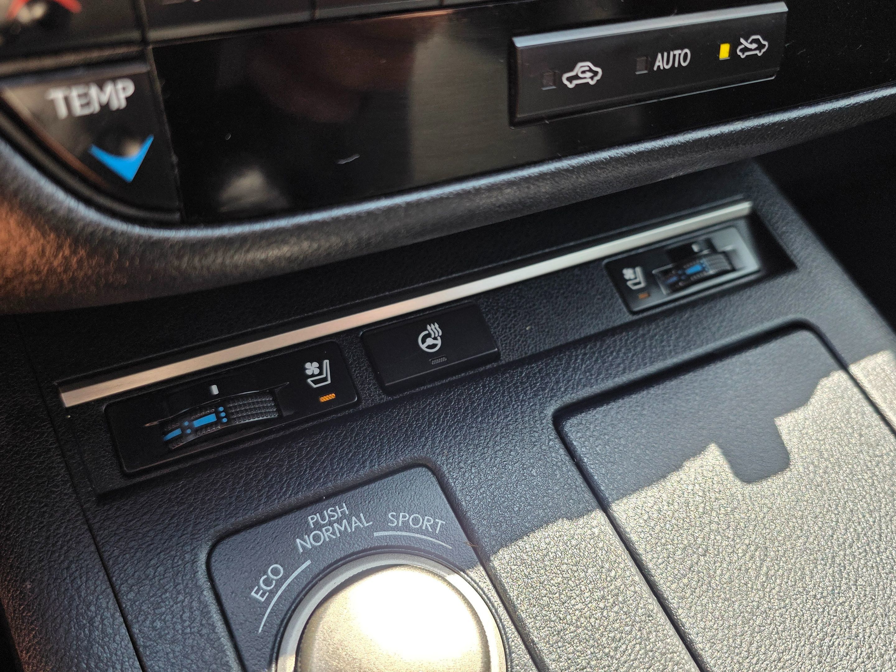 2015 Lexus ES 300h Premium photo 38