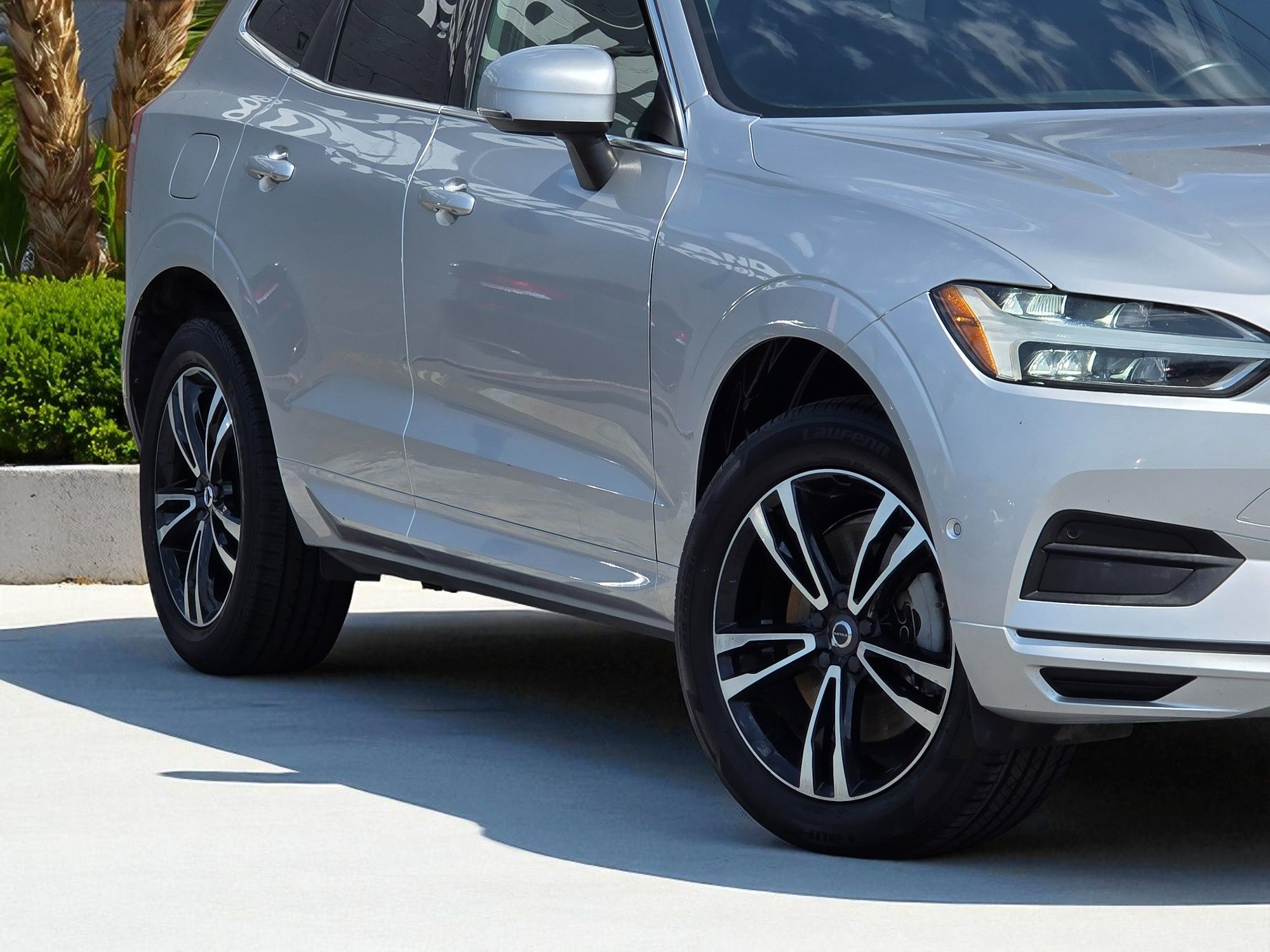 2019 Volvo XC60 Momentum photo 2