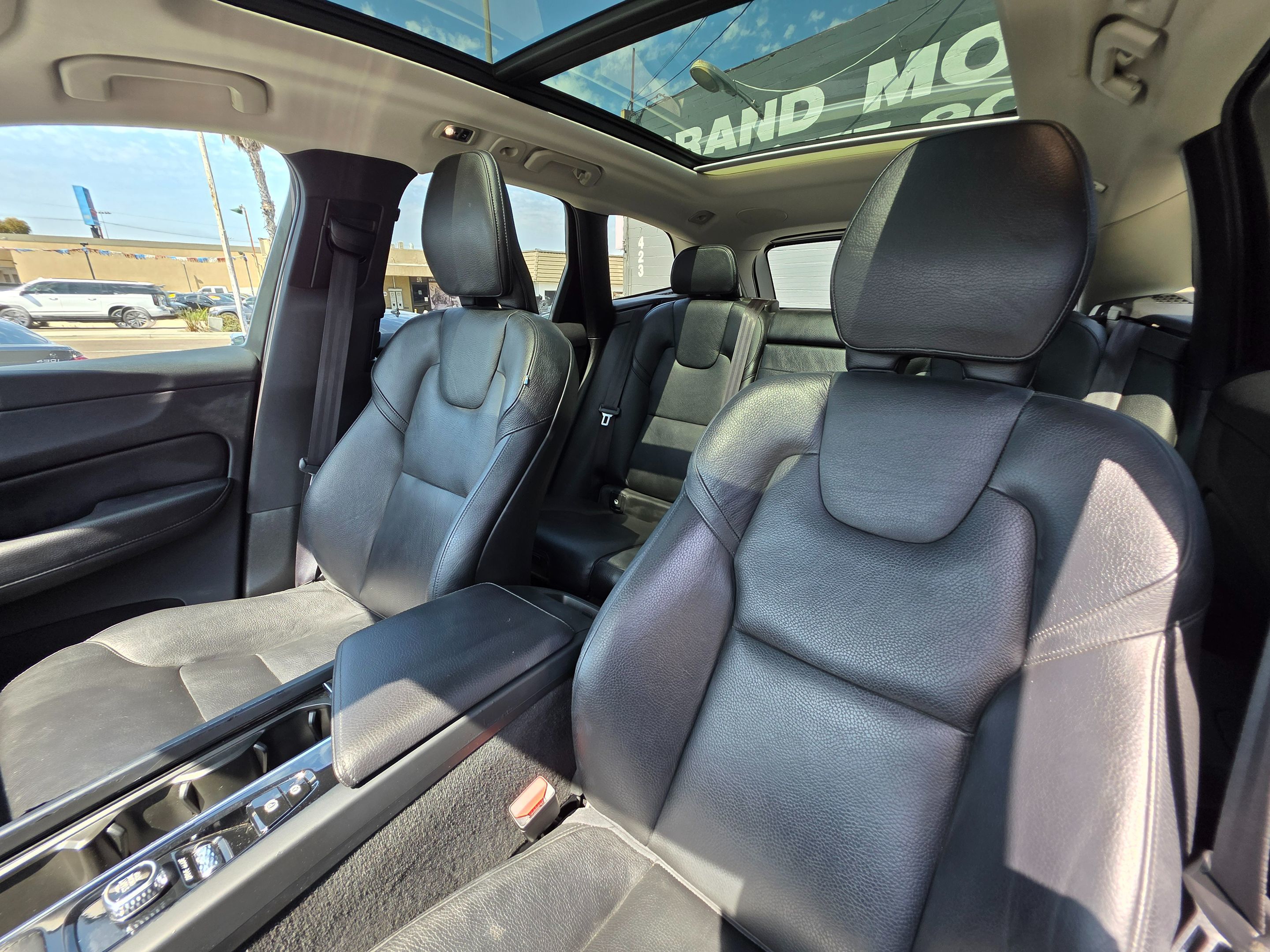 2019 Volvo XC60 Momentum photo 23
