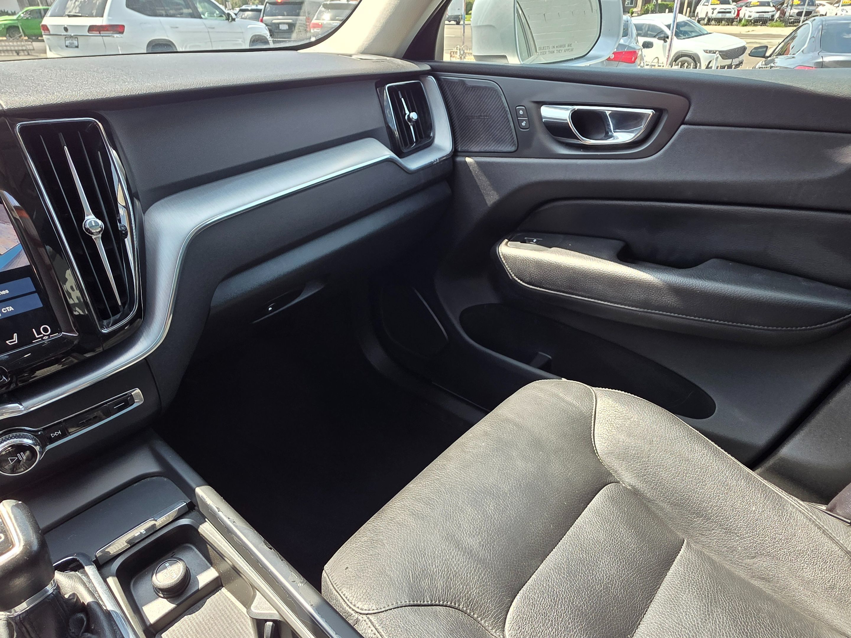 2019 Volvo XC60 Momentum photo 40