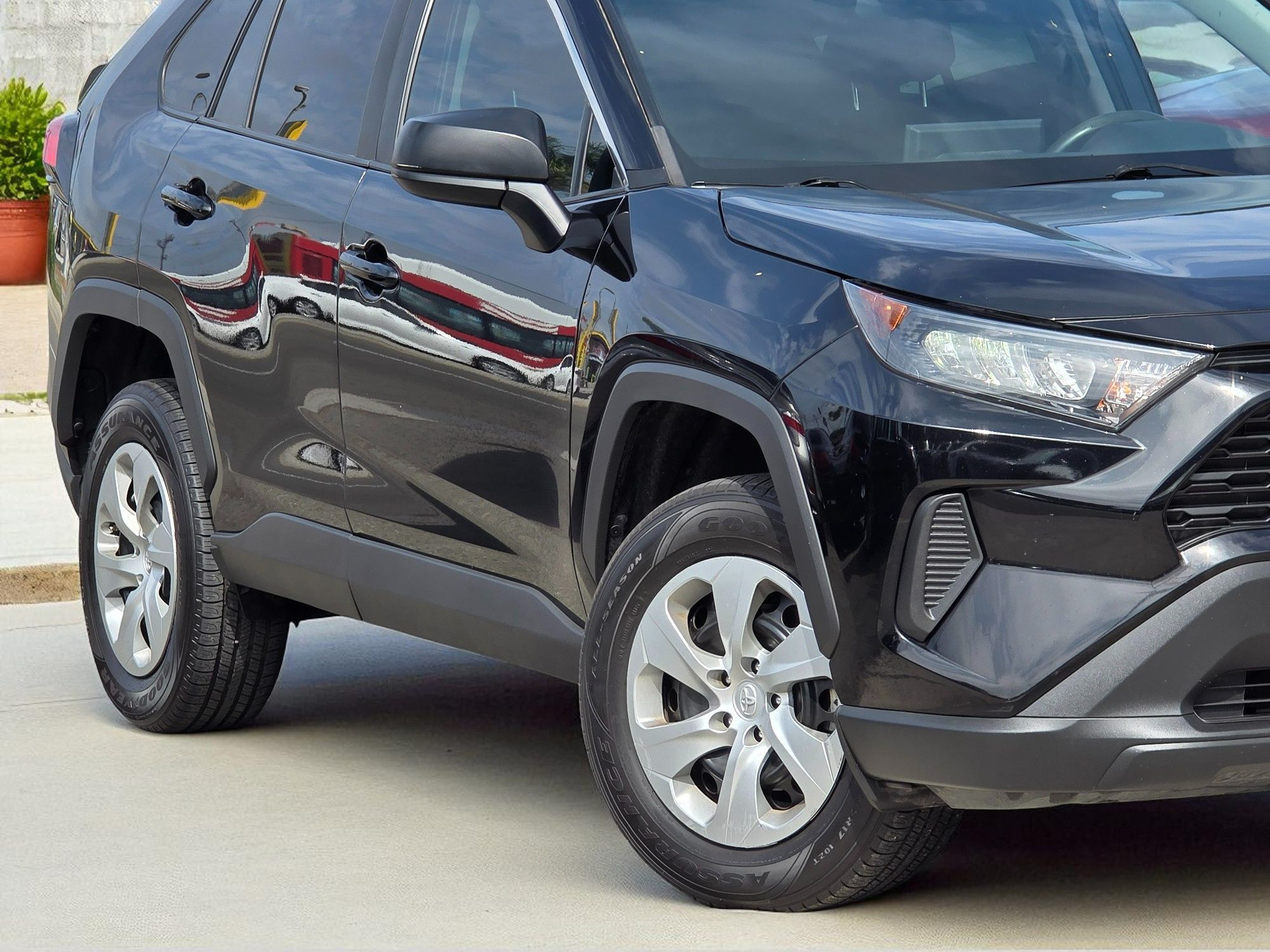 2022 Toyota RAV4 LE photo 2