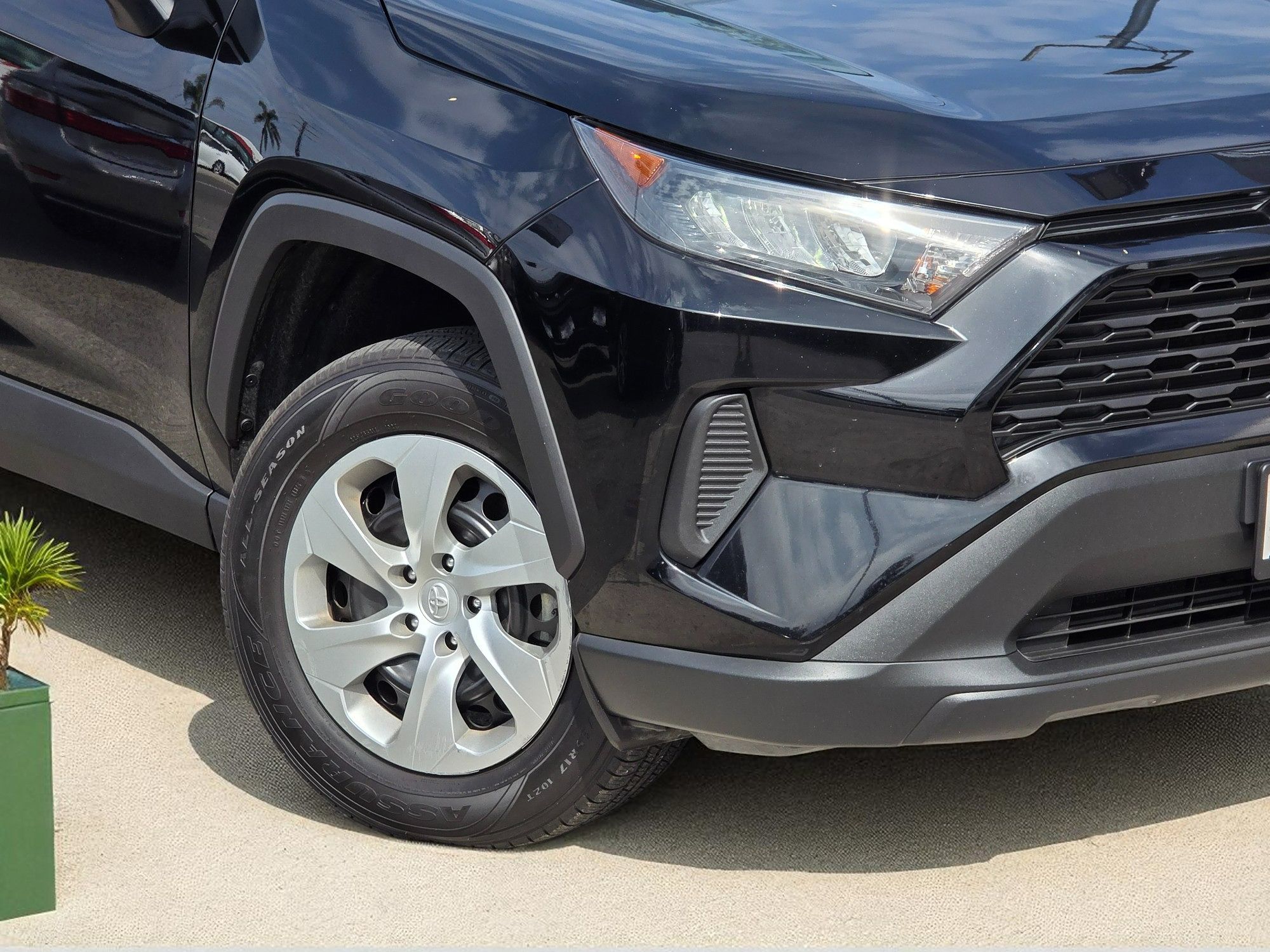 2022 Toyota RAV4 LE photo 4