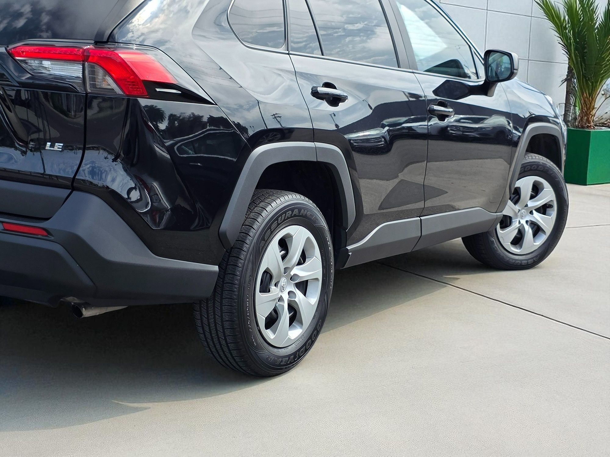 2022 Toyota RAV4 LE photo 9