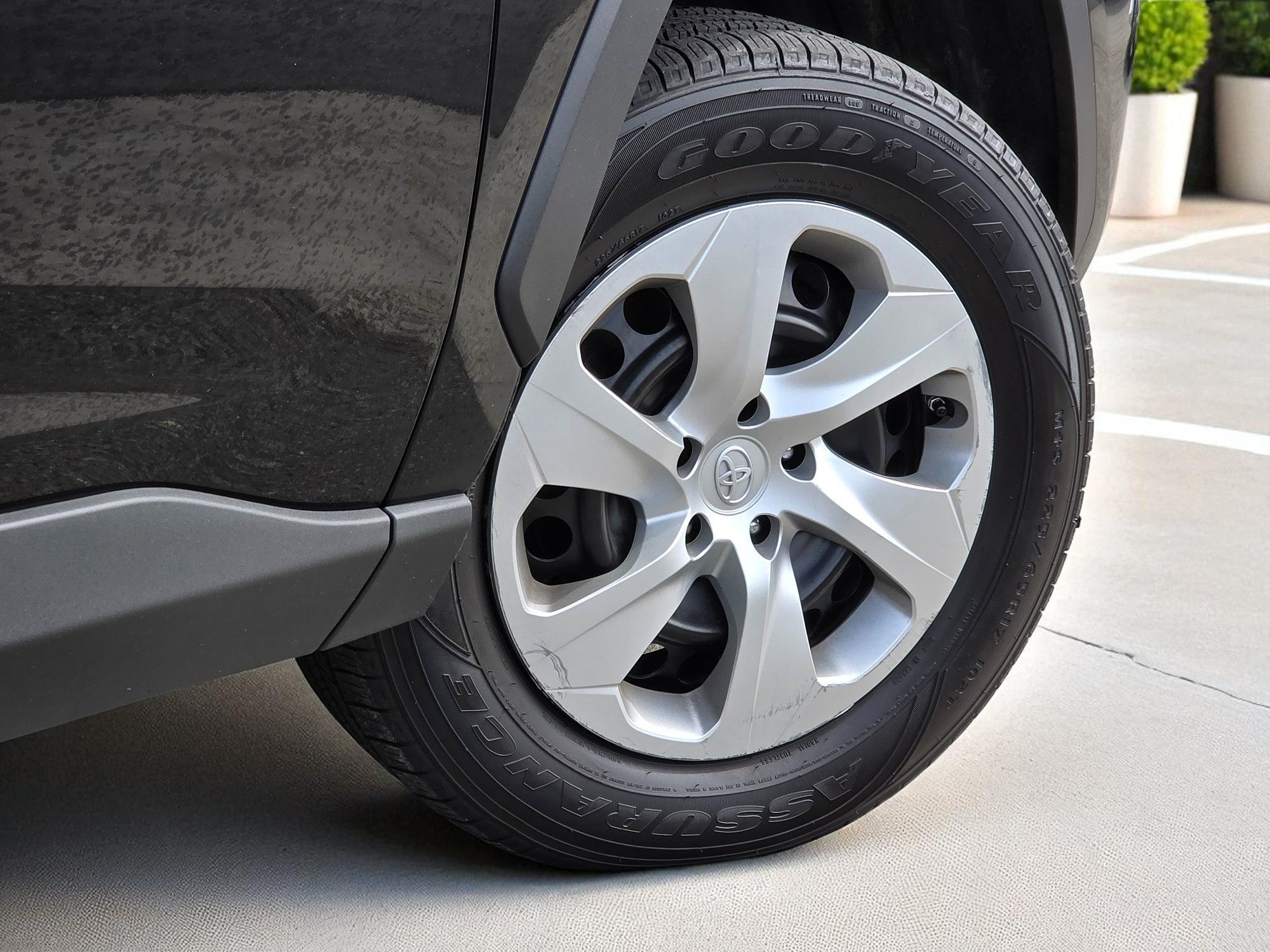 2022 Toyota RAV4 LE photo 11
