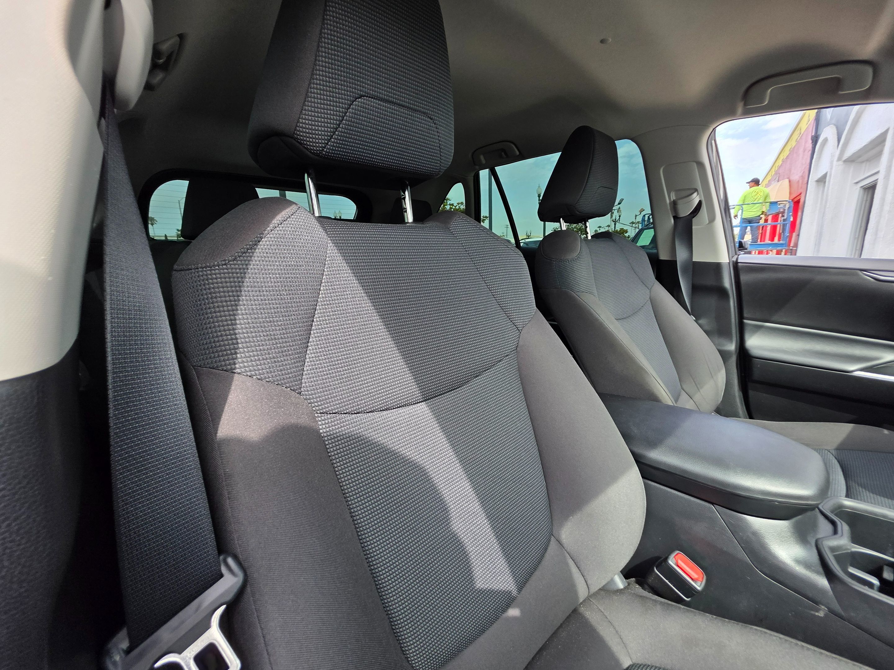 2022 Toyota RAV4 LE photo 16