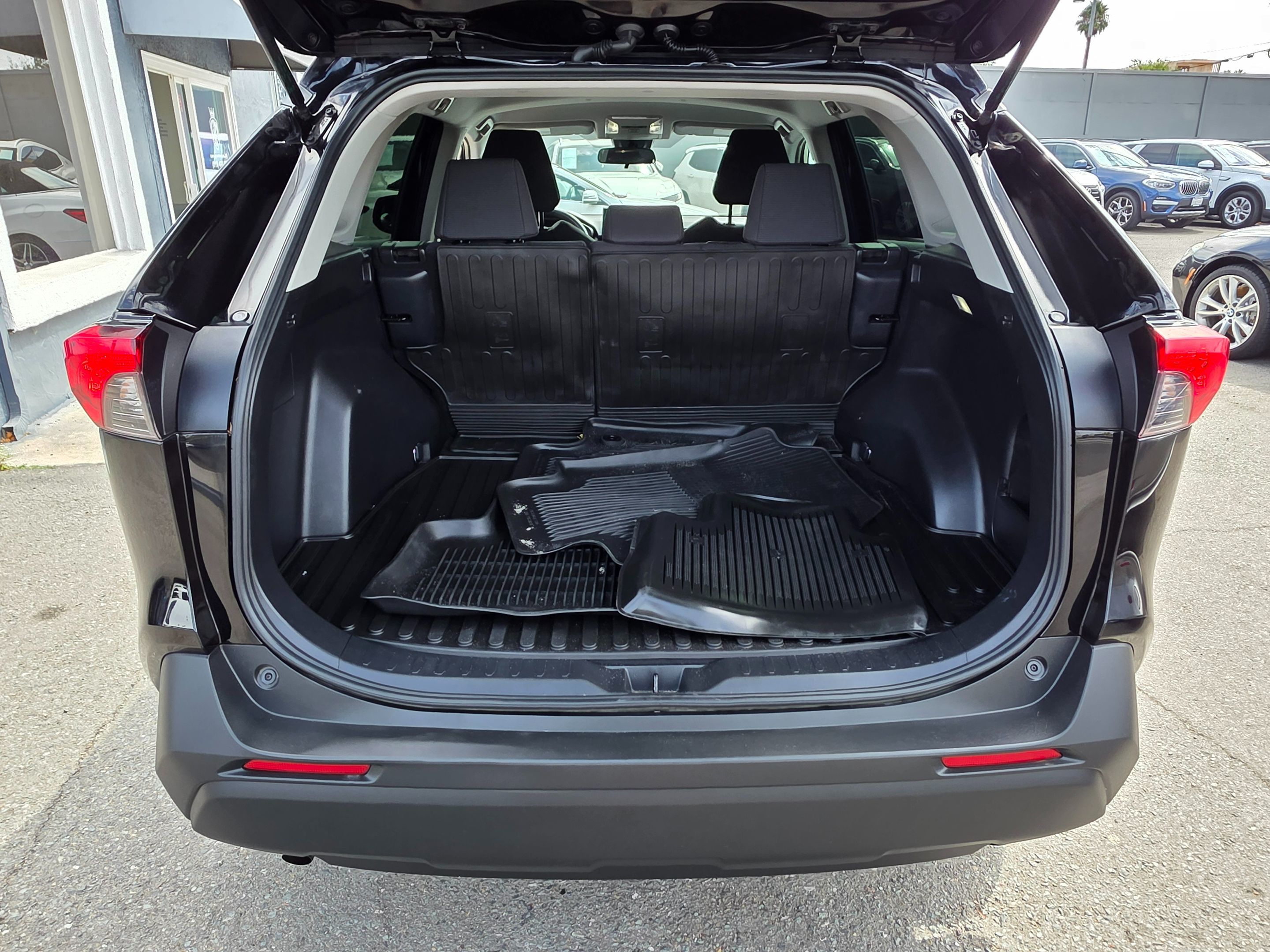 2022 Toyota RAV4 LE photo 18