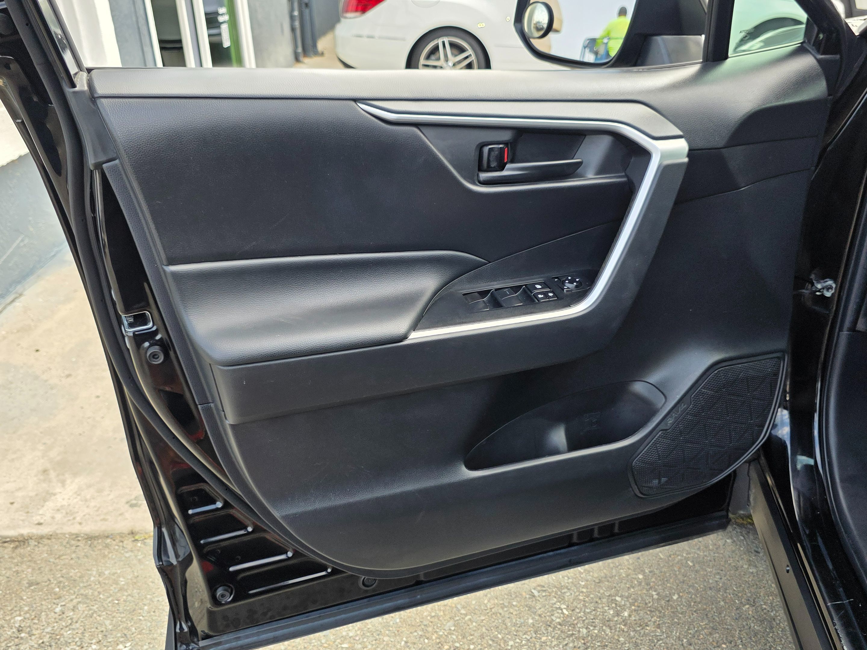 2022 Toyota RAV4 LE photo 26