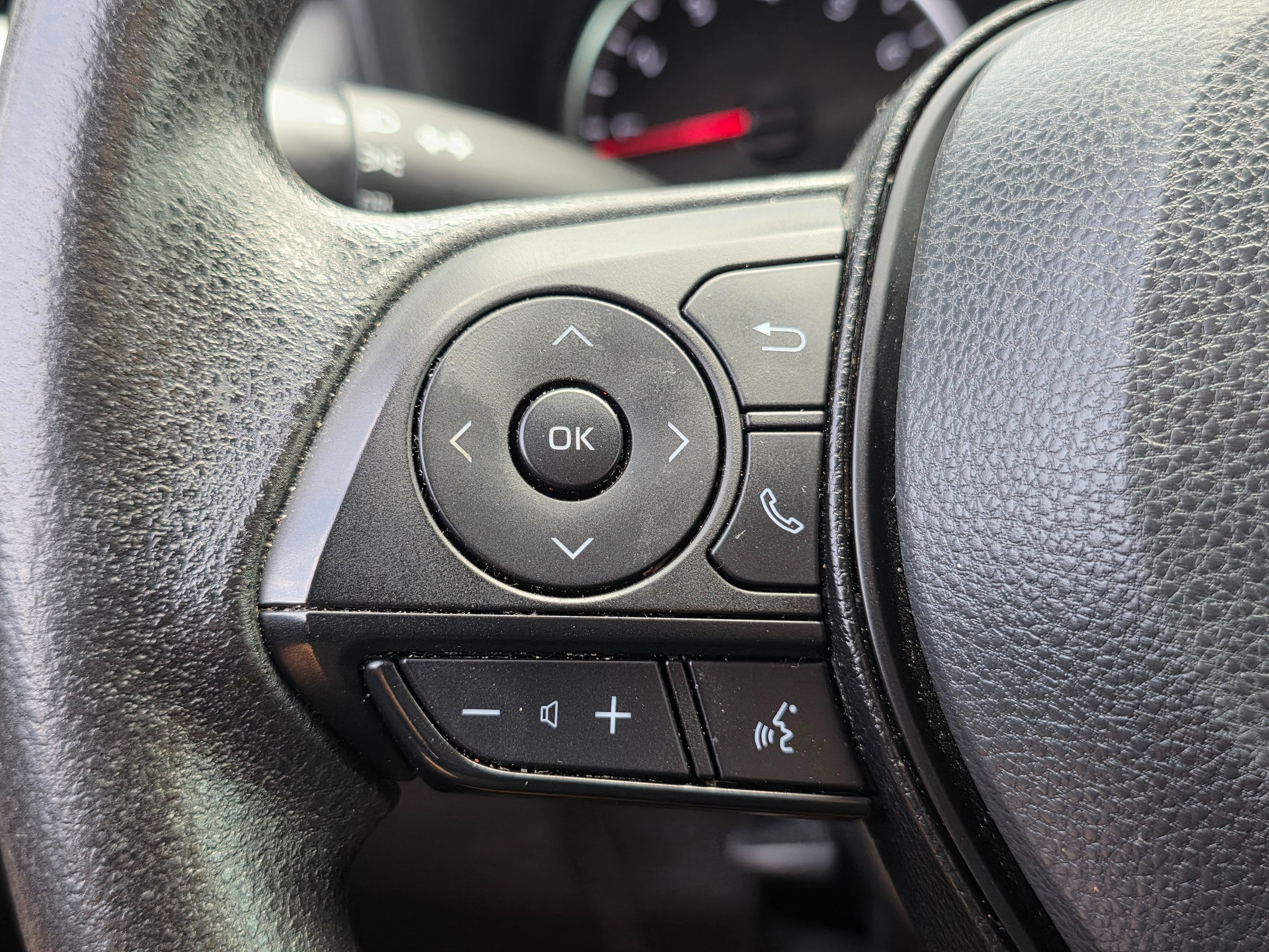 2022 Toyota RAV4 LE photo 28