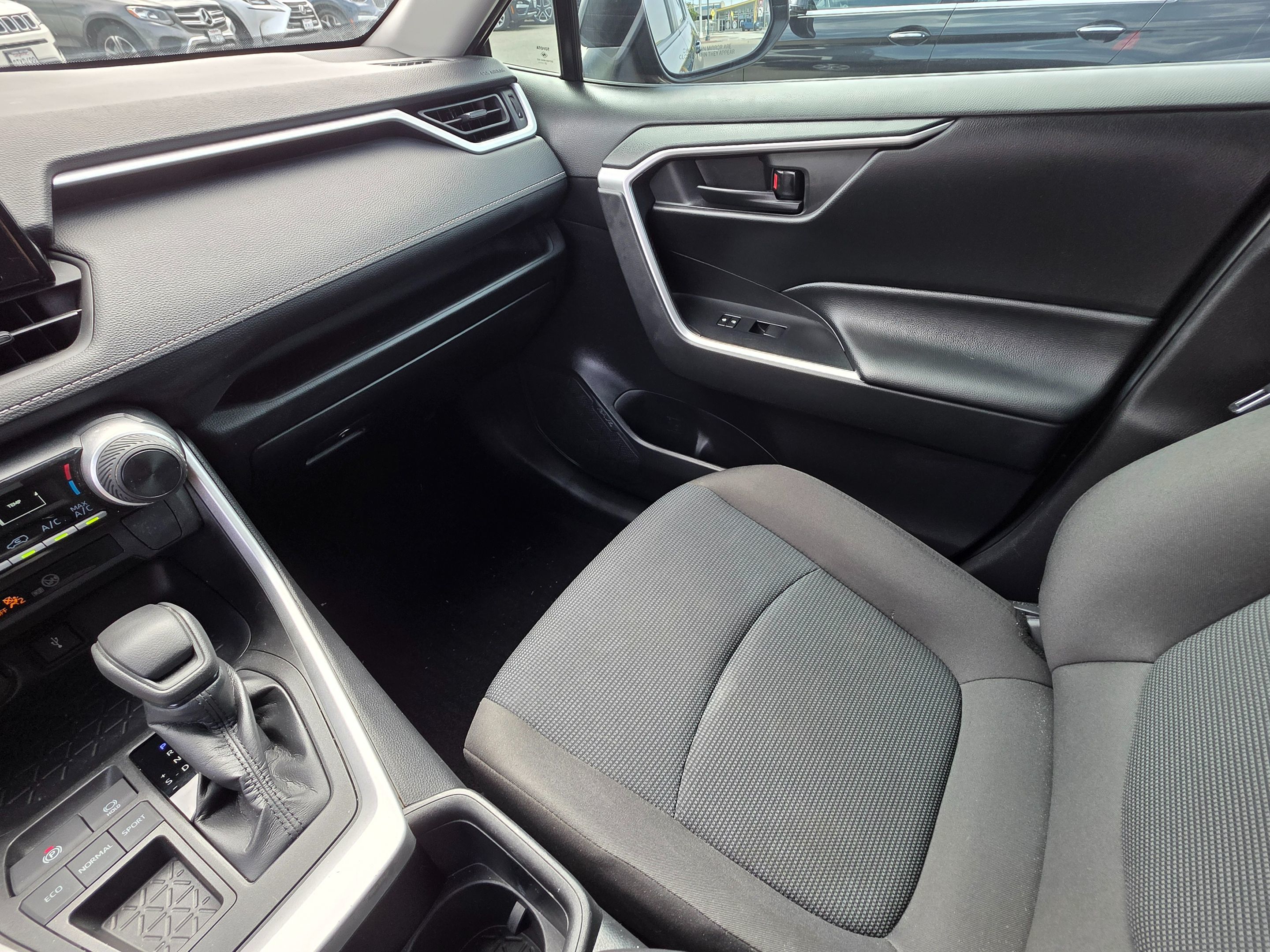 2022 Toyota RAV4 LE photo 37