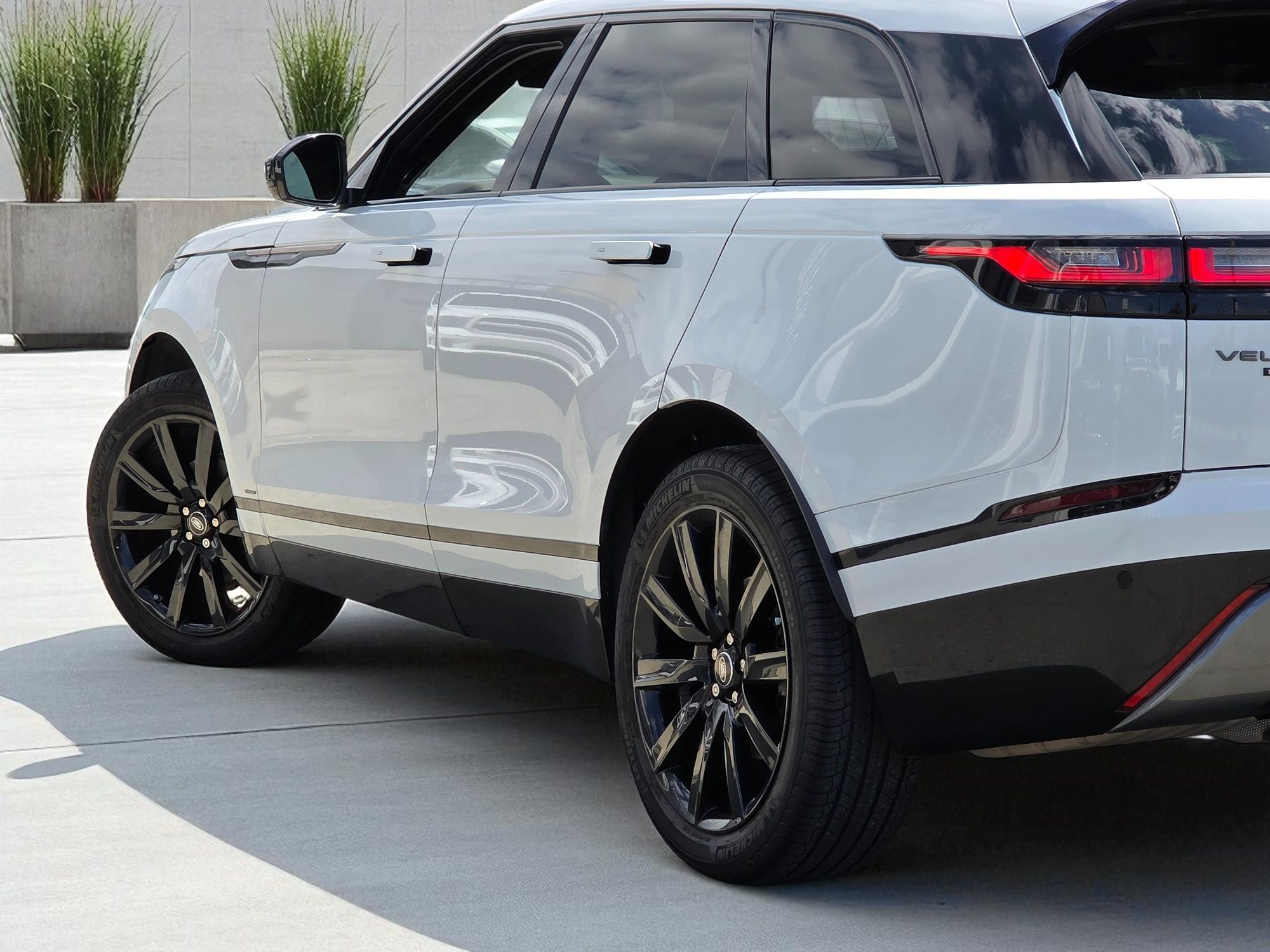 2020 Land Rover Range Rover Velar R-Dynamic S photo 9