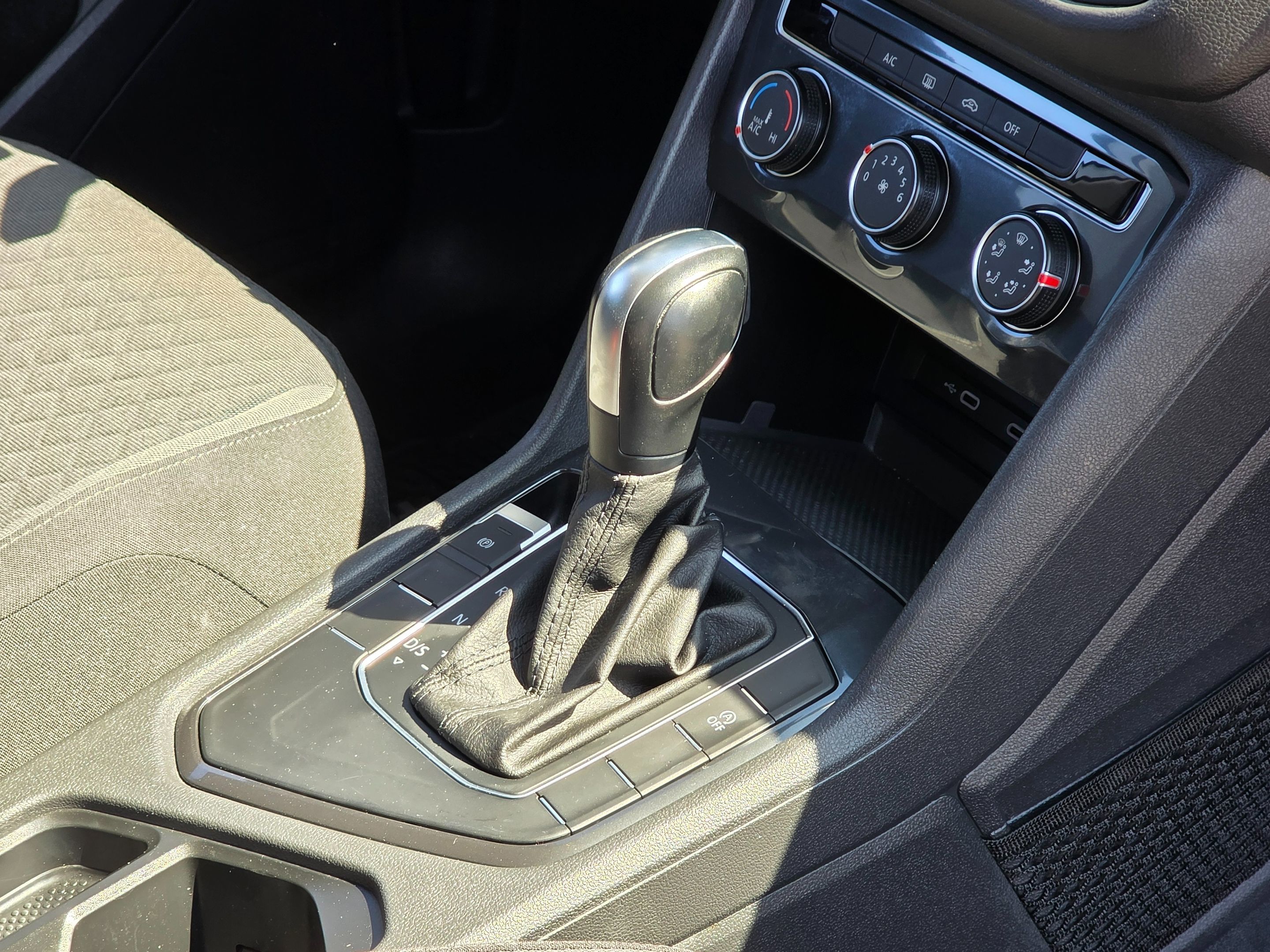 2020 Volkswagen Tiguan S photo 3