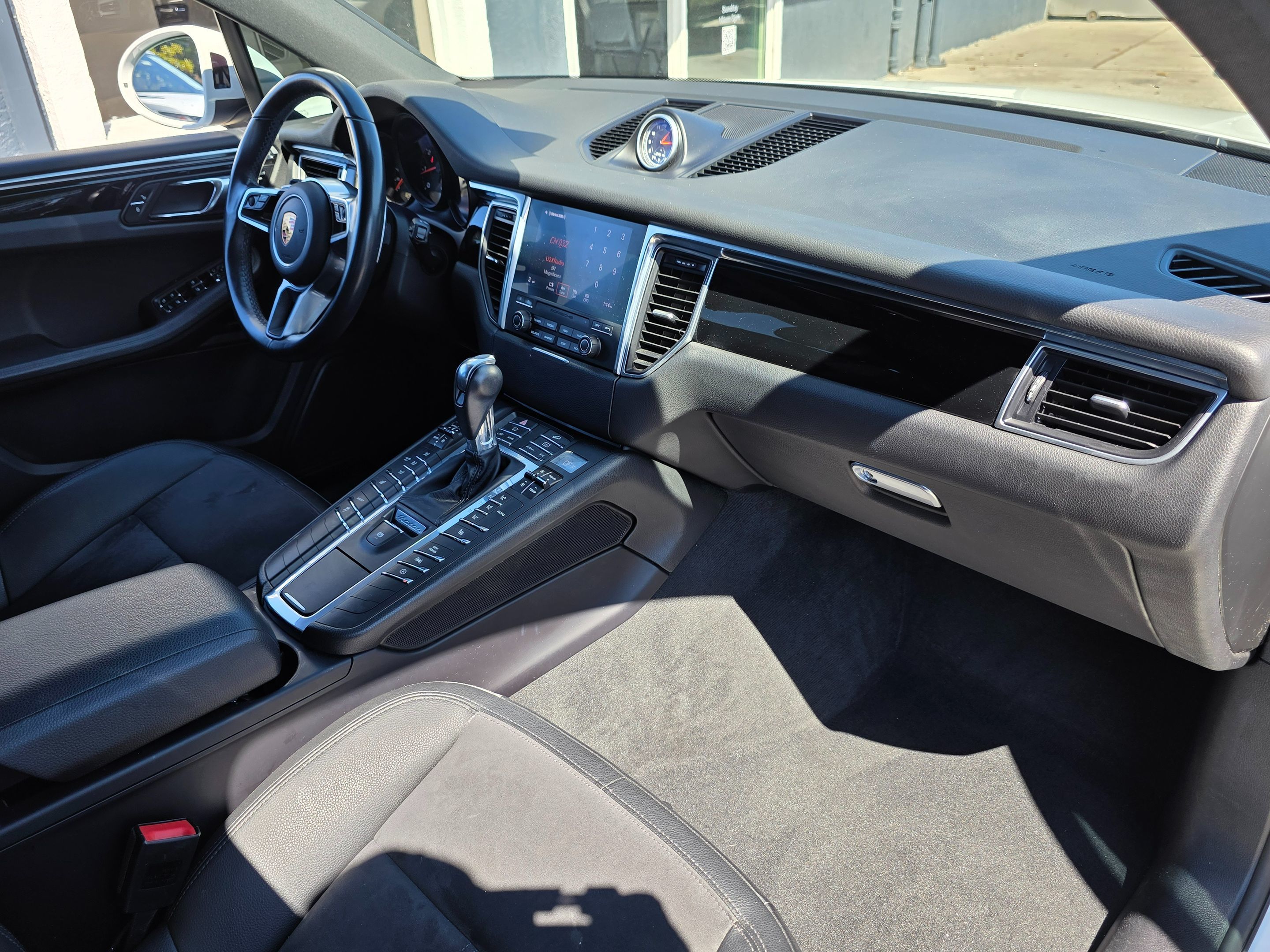 2018 Porsche Macan photo 2