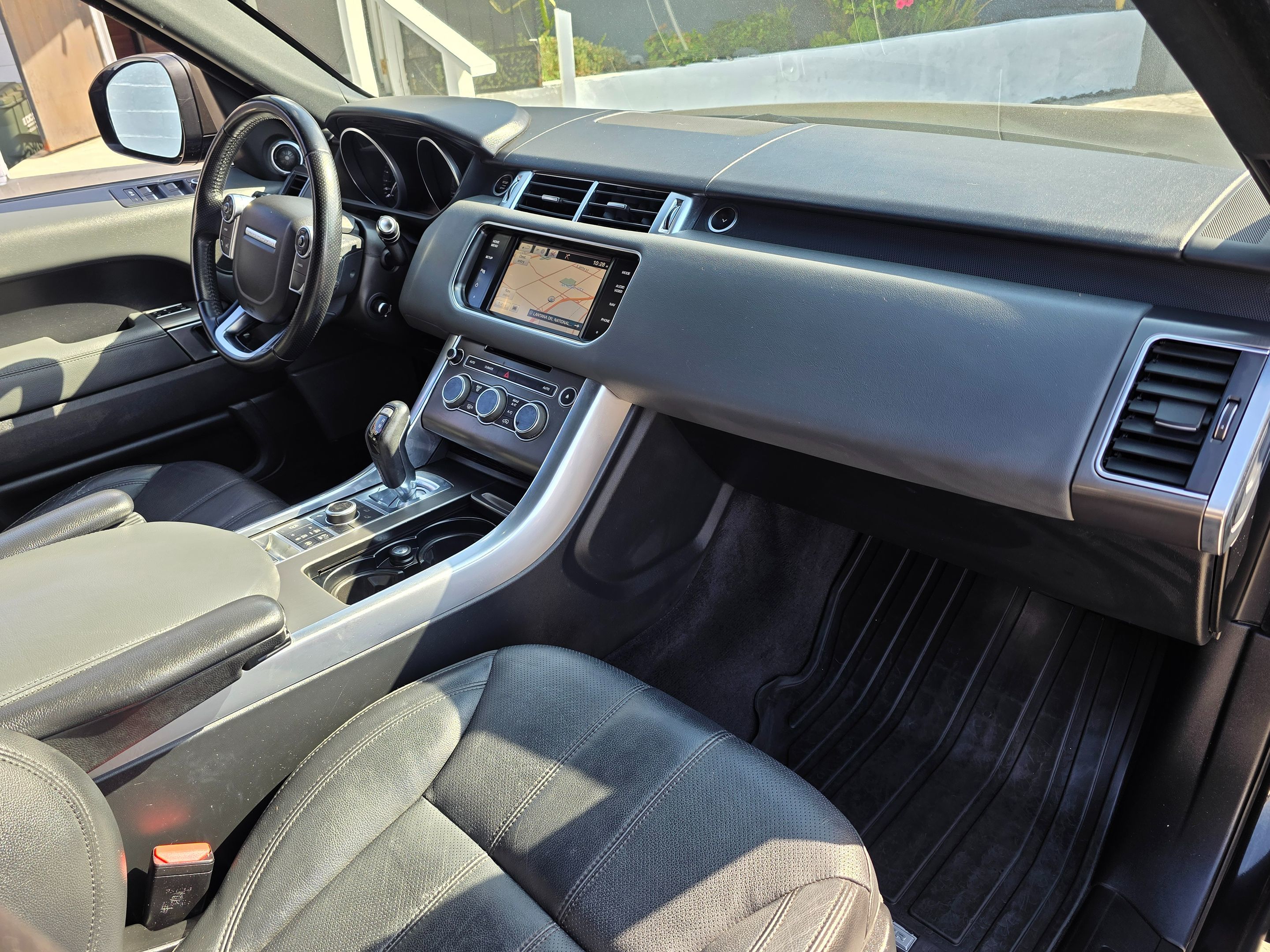 2014 Land Rover Range Rover Sport SE photo 2