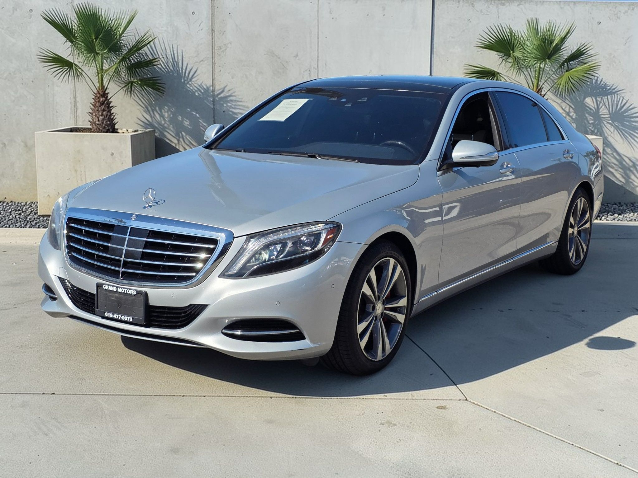 Photo 2 of this Mercedes-Benz S 550