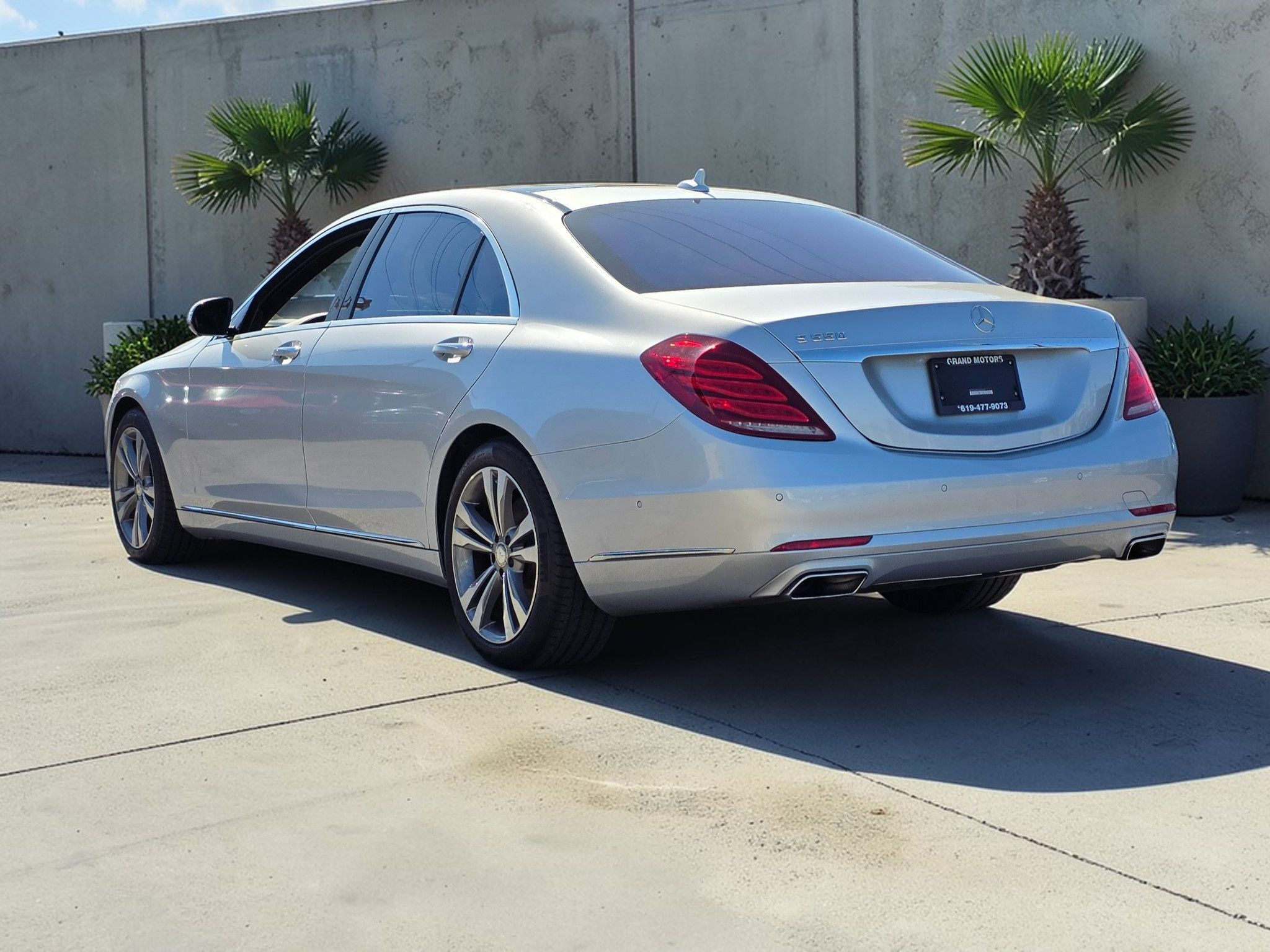 Photo 3 of this Mercedes-Benz S 550