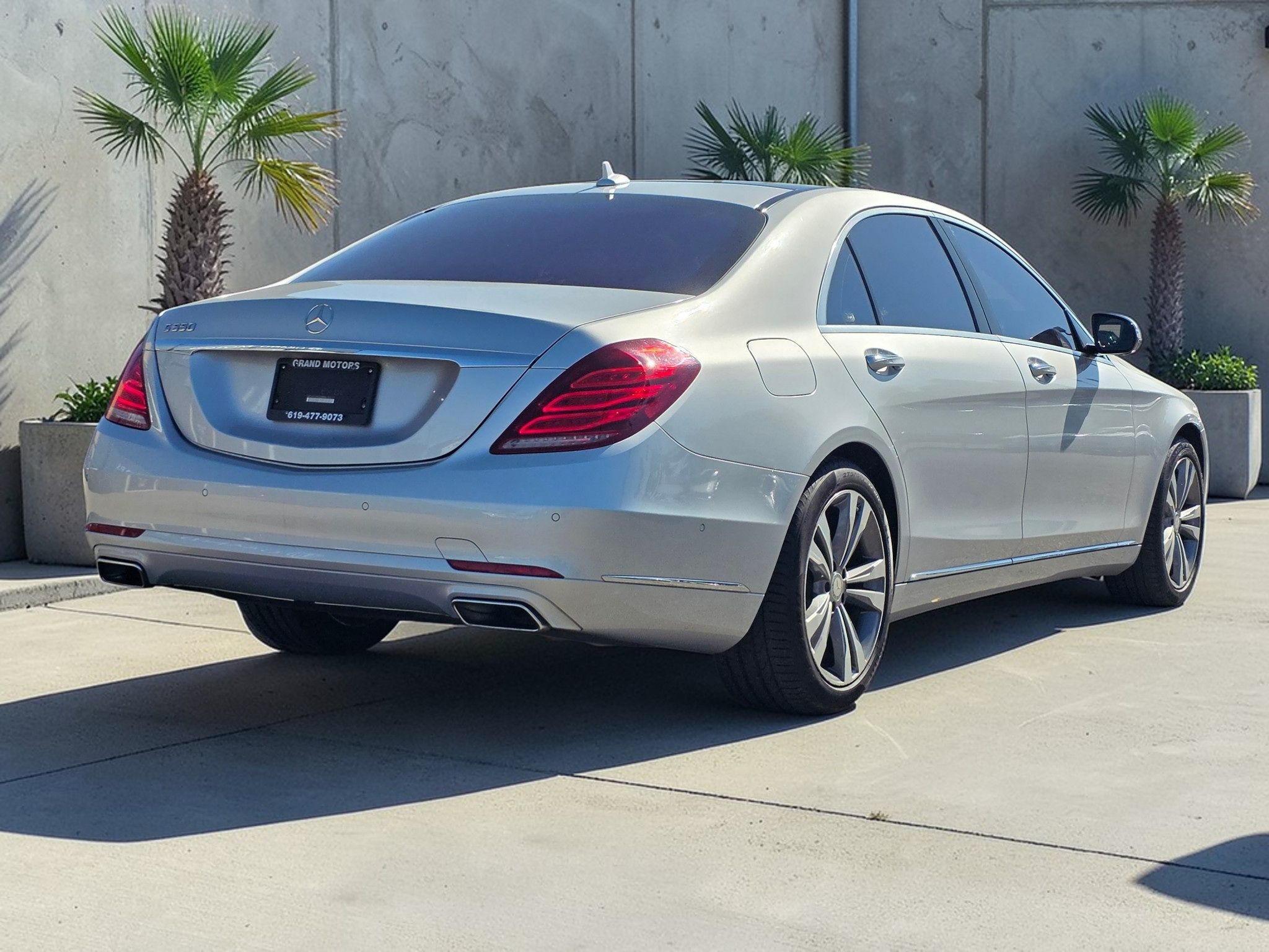 Photo 5 of this Mercedes-Benz S 550