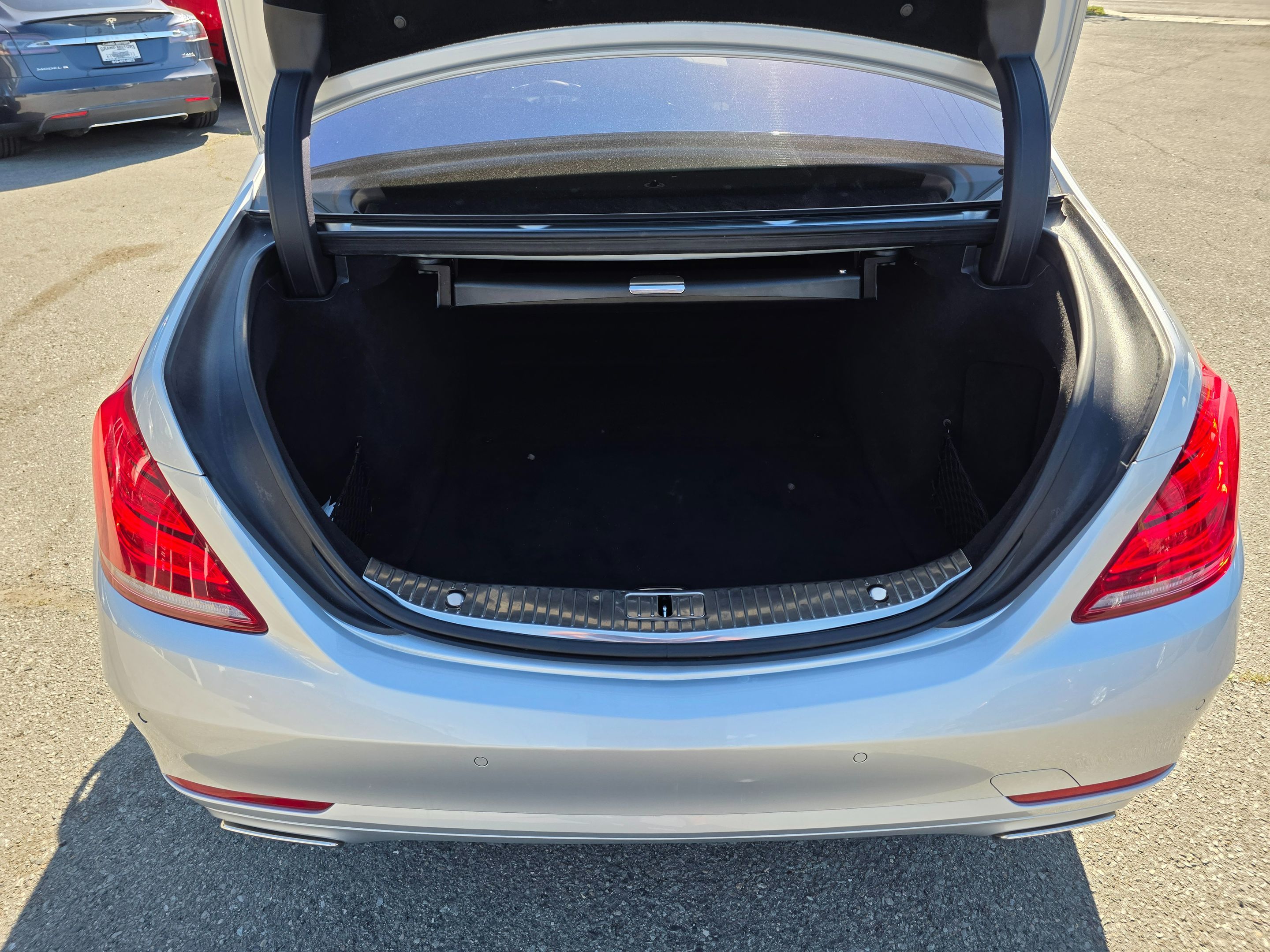 Photo 12 of this Mercedes-Benz S 550
