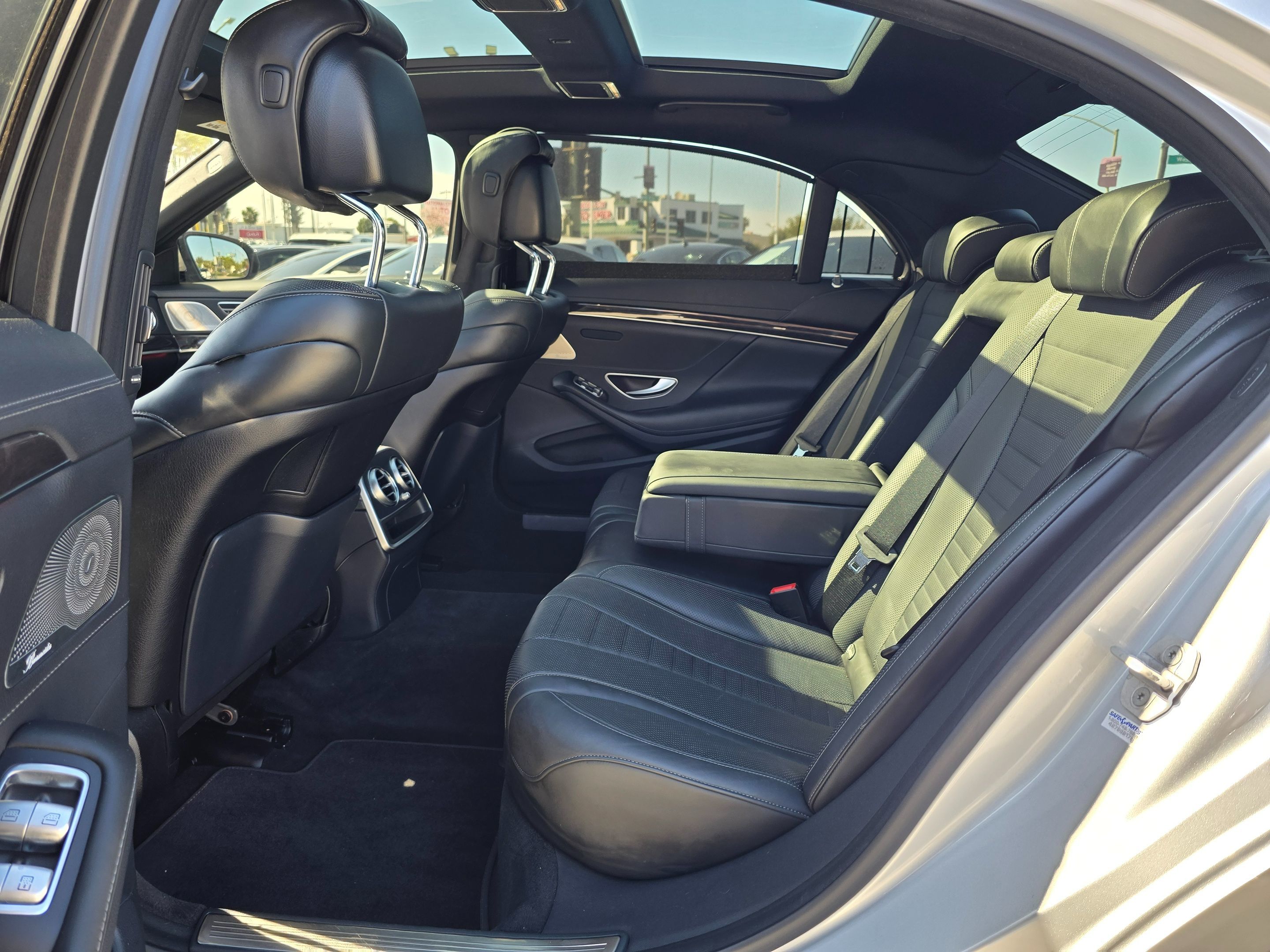 Photo 19 of this Mercedes-Benz S 550