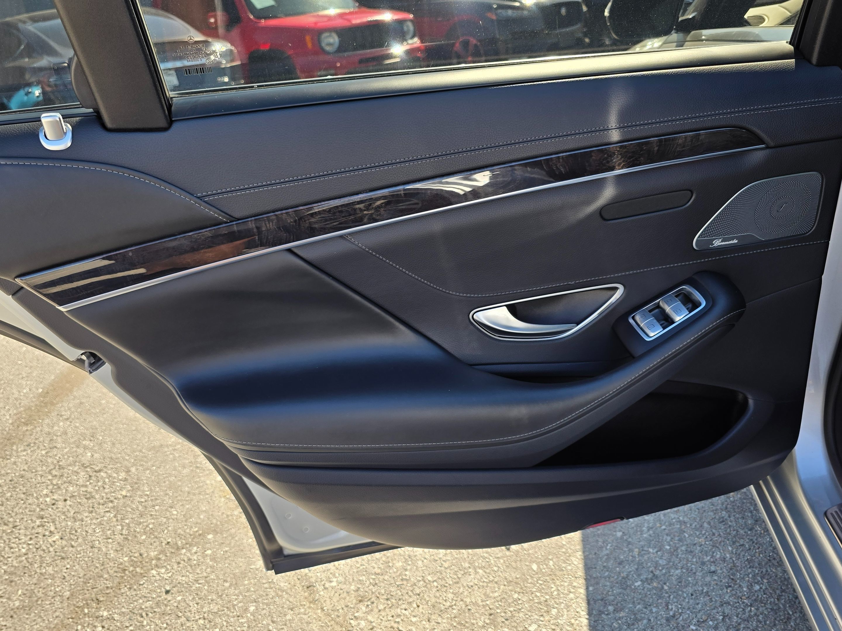 Photo 22 of this Mercedes-Benz S 550