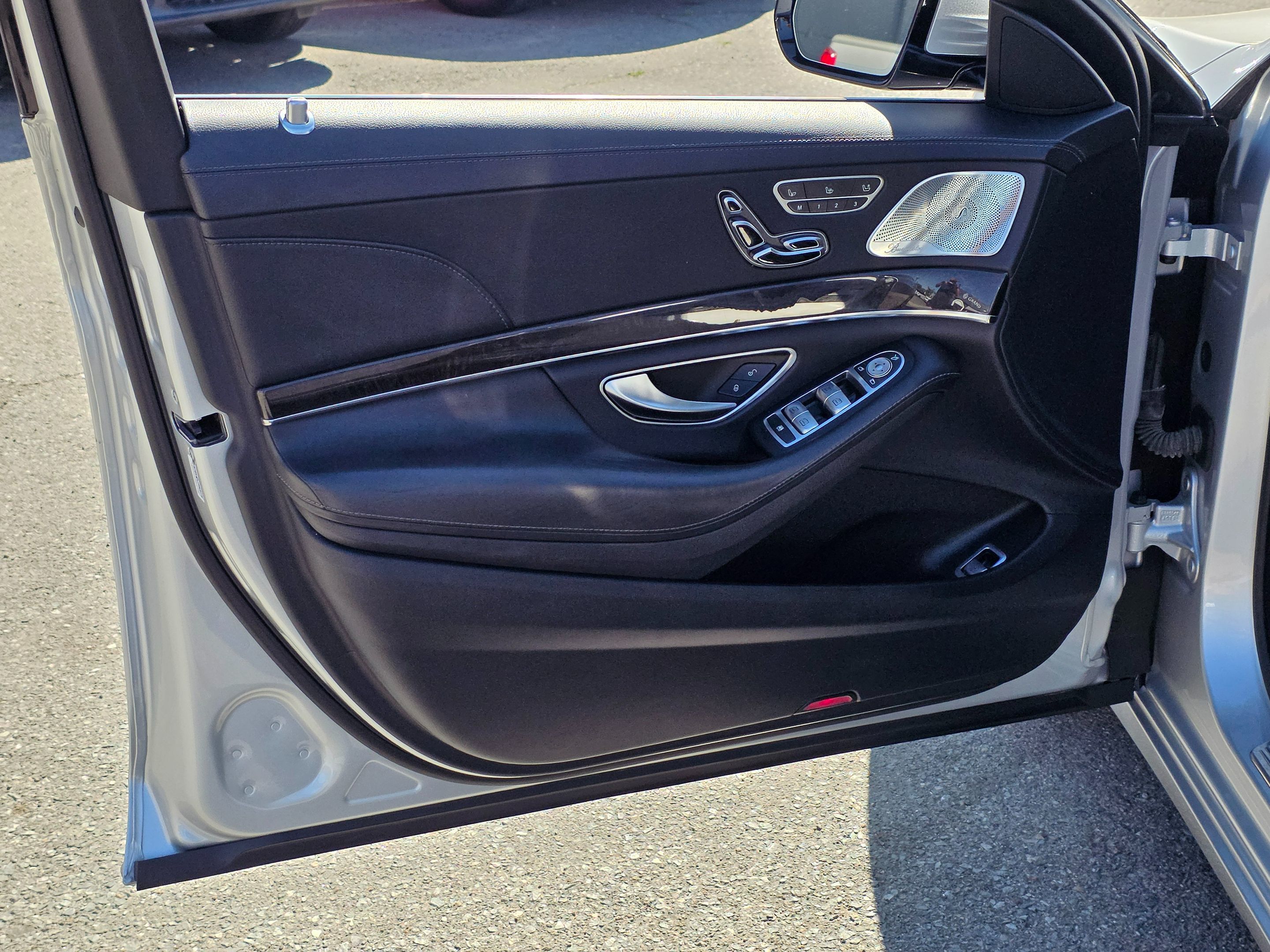 Photo 24 of this Mercedes-Benz S 550