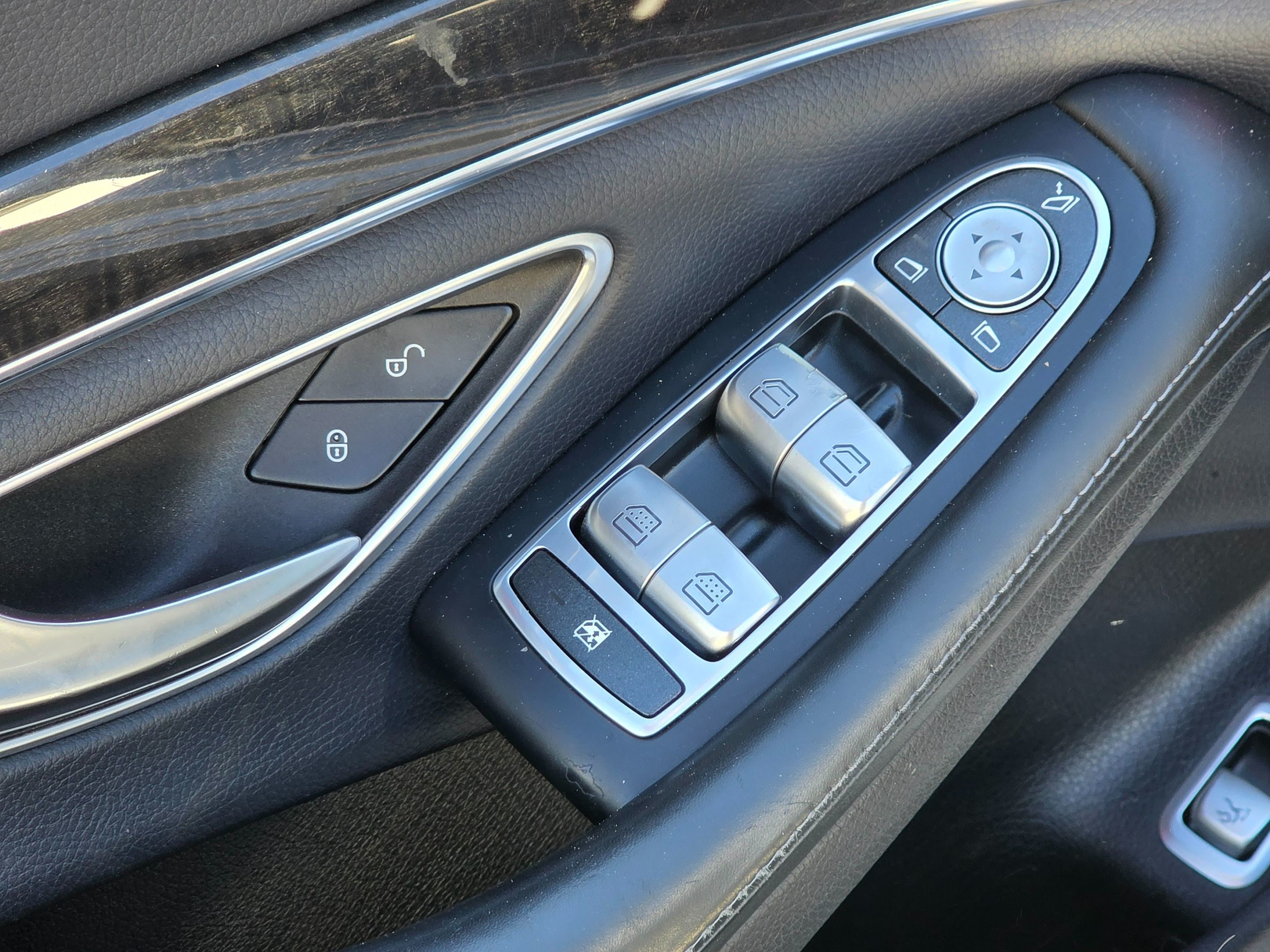 Photo 25 of this Mercedes-Benz S 550