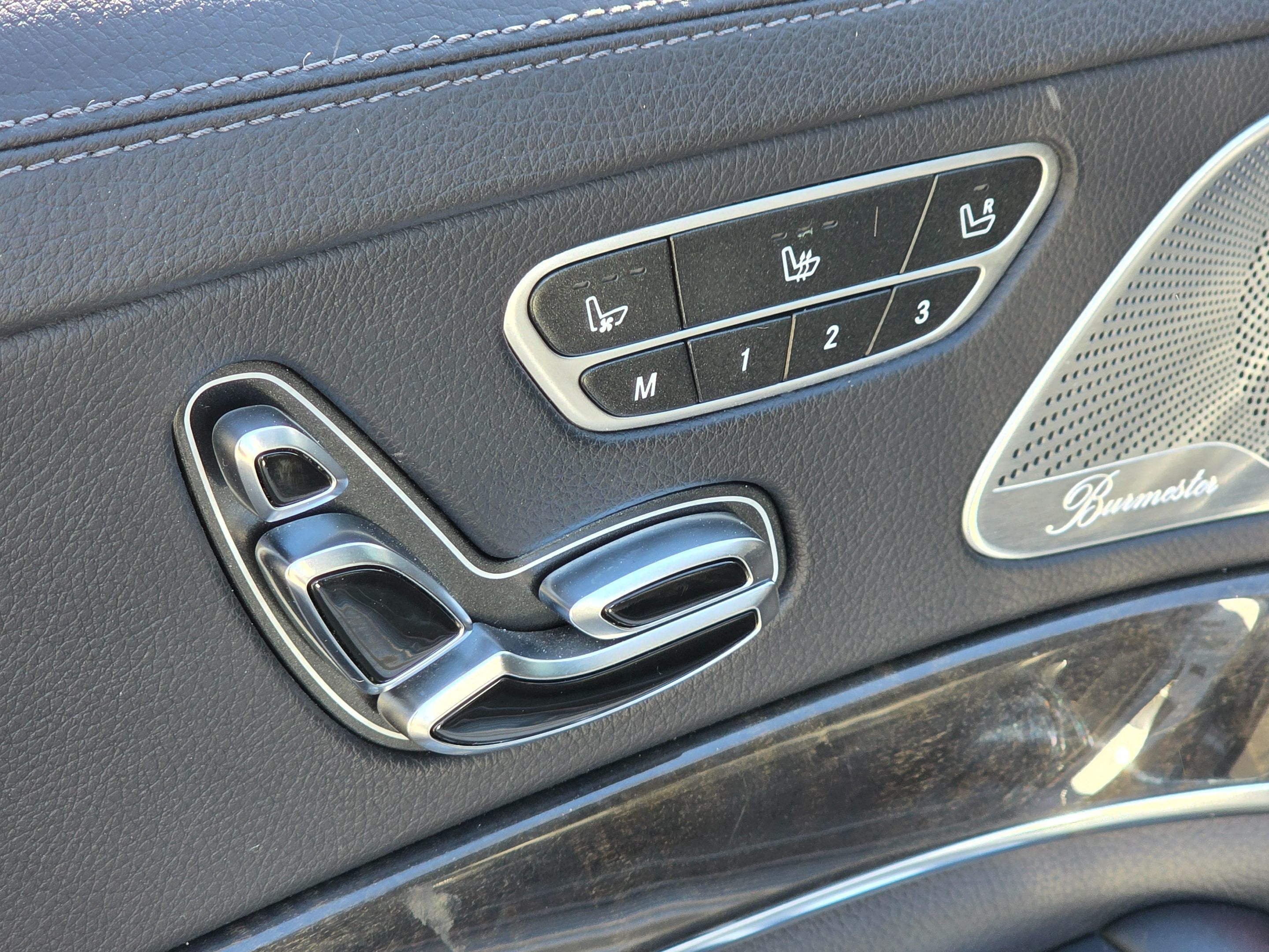 Photo 26 of this Mercedes-Benz S 550