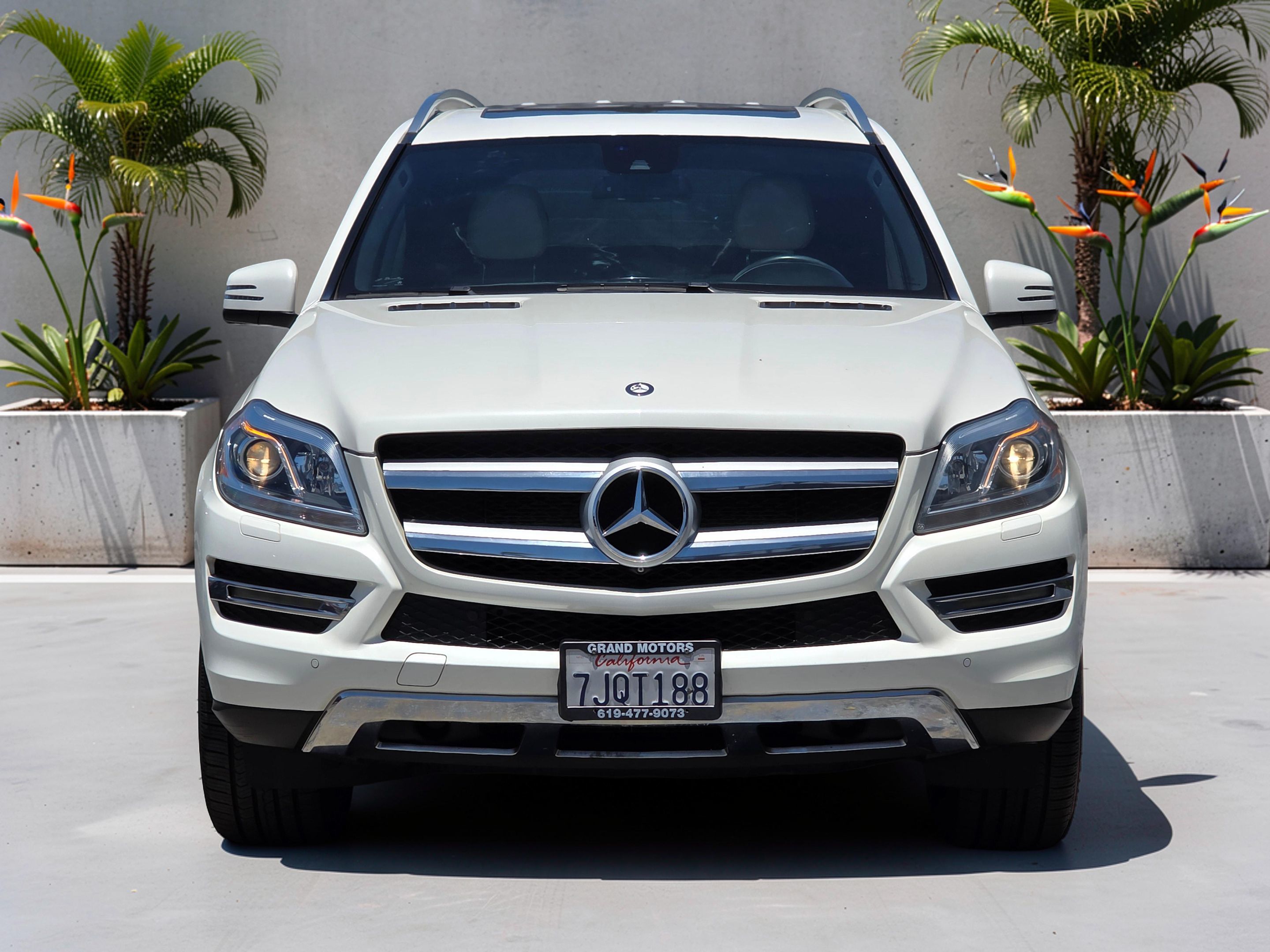 Photo 2 of this Mercedes-Benz GL 450
