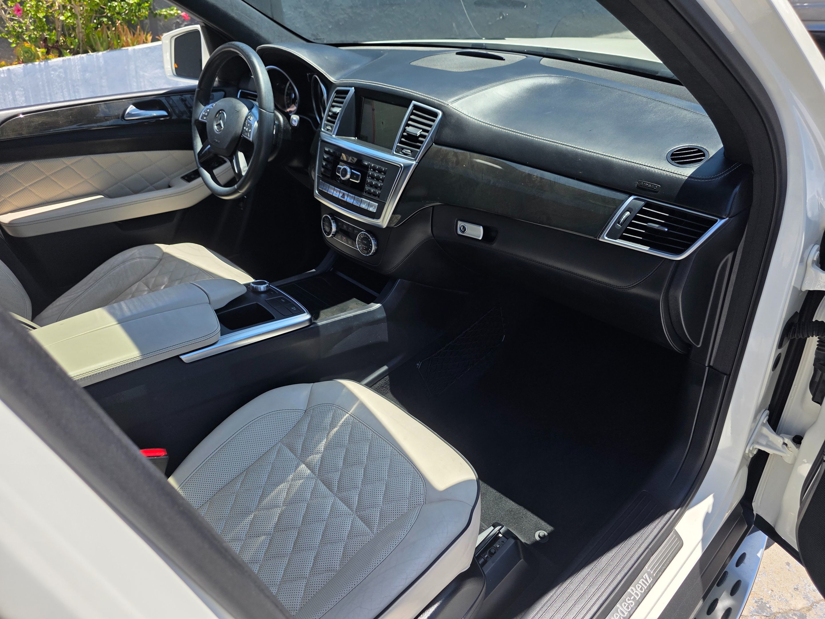 Photo 8 of this Mercedes-Benz GL 450