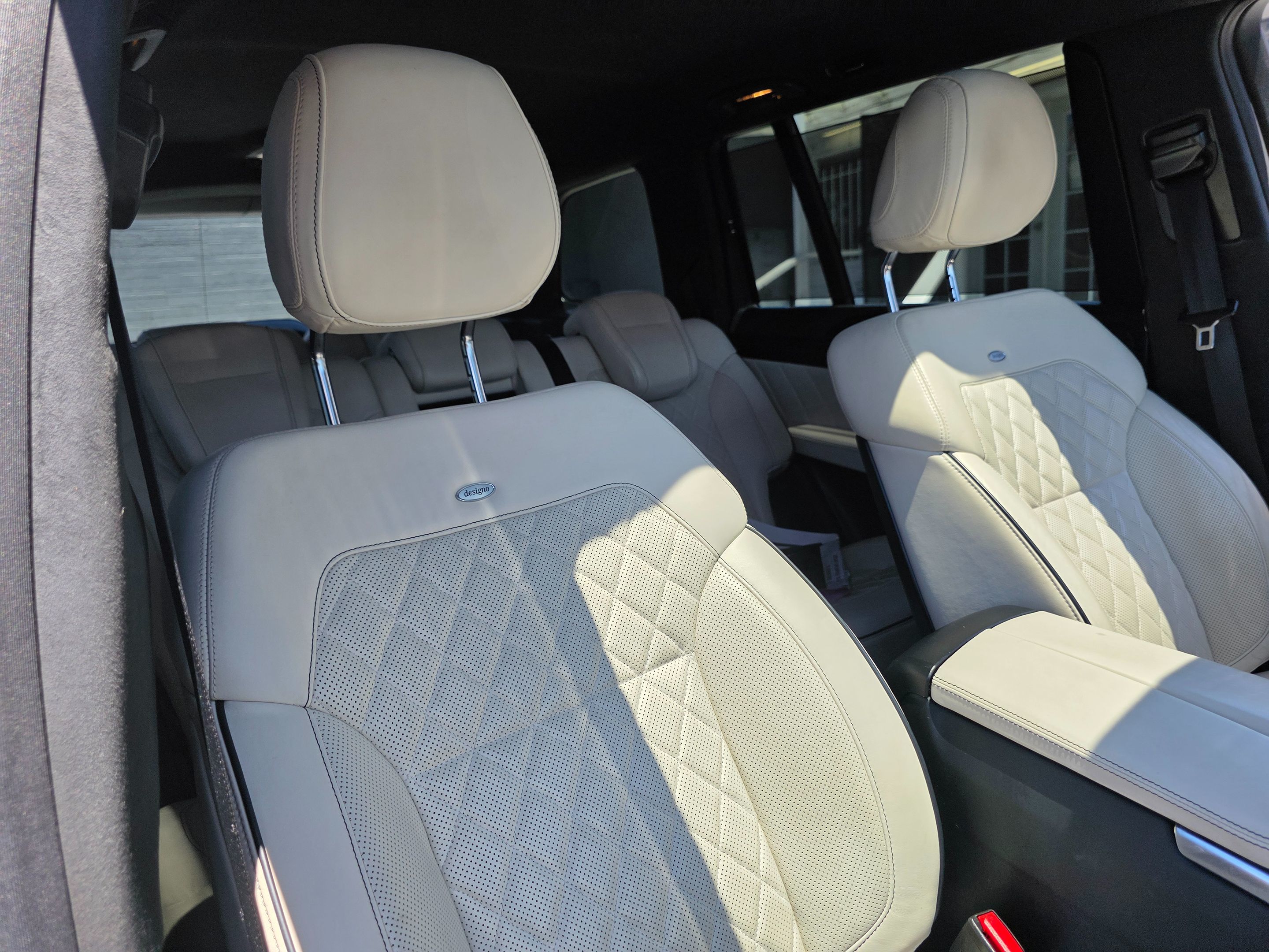 Photo 10 of this Mercedes-Benz GL 450
