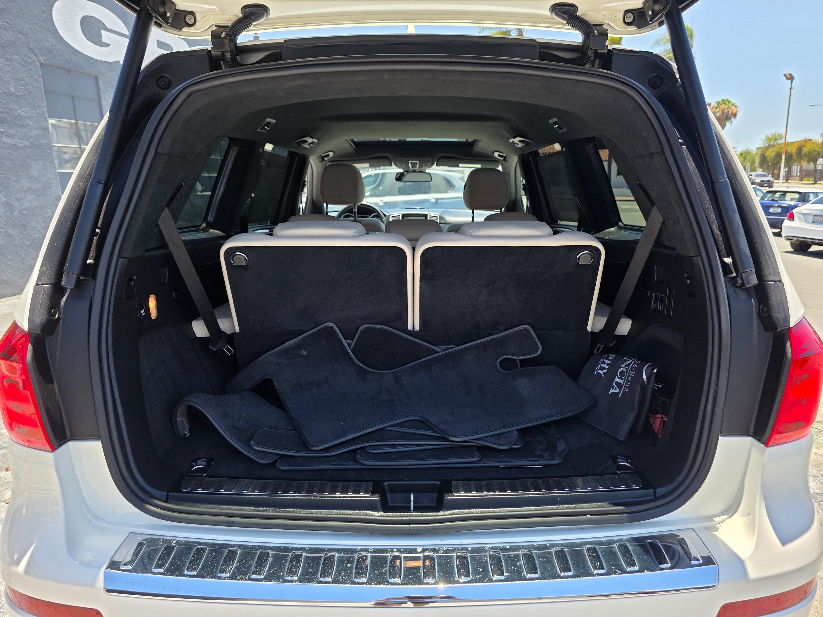 Photo 13 of this Mercedes-Benz GL 450