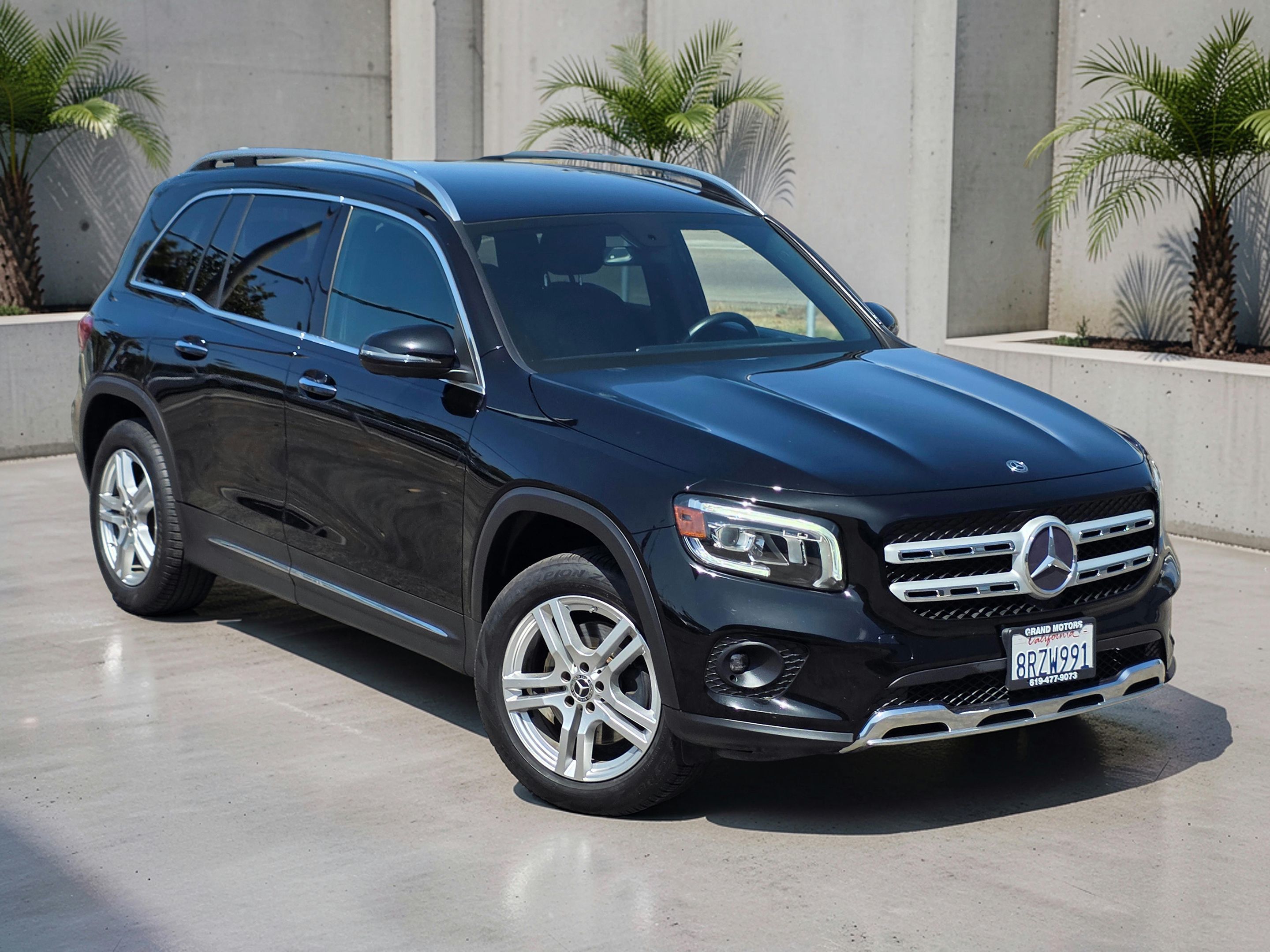 Photo 2 of this Mercedes-Benz GLB 250
