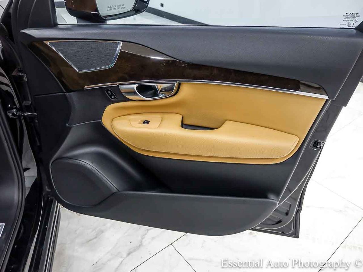 Photo 32 of this Volvo XC90