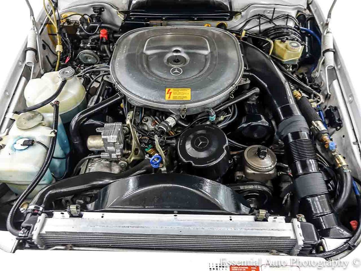 Photo 30 of this Mercedes-Benz 560SL