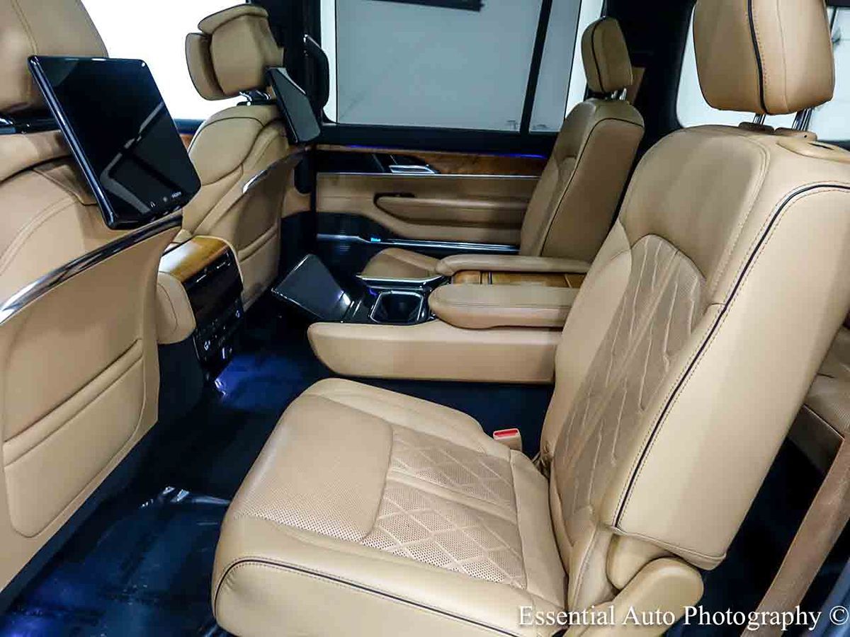 Photo 14 of this Jeep Grand Wagoneer