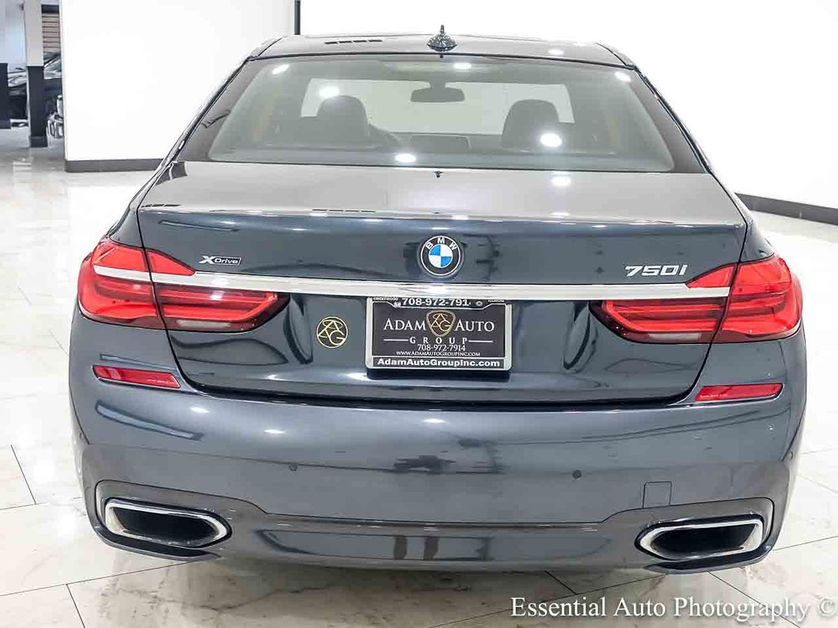 Photo 7 of this BMW 7 Series