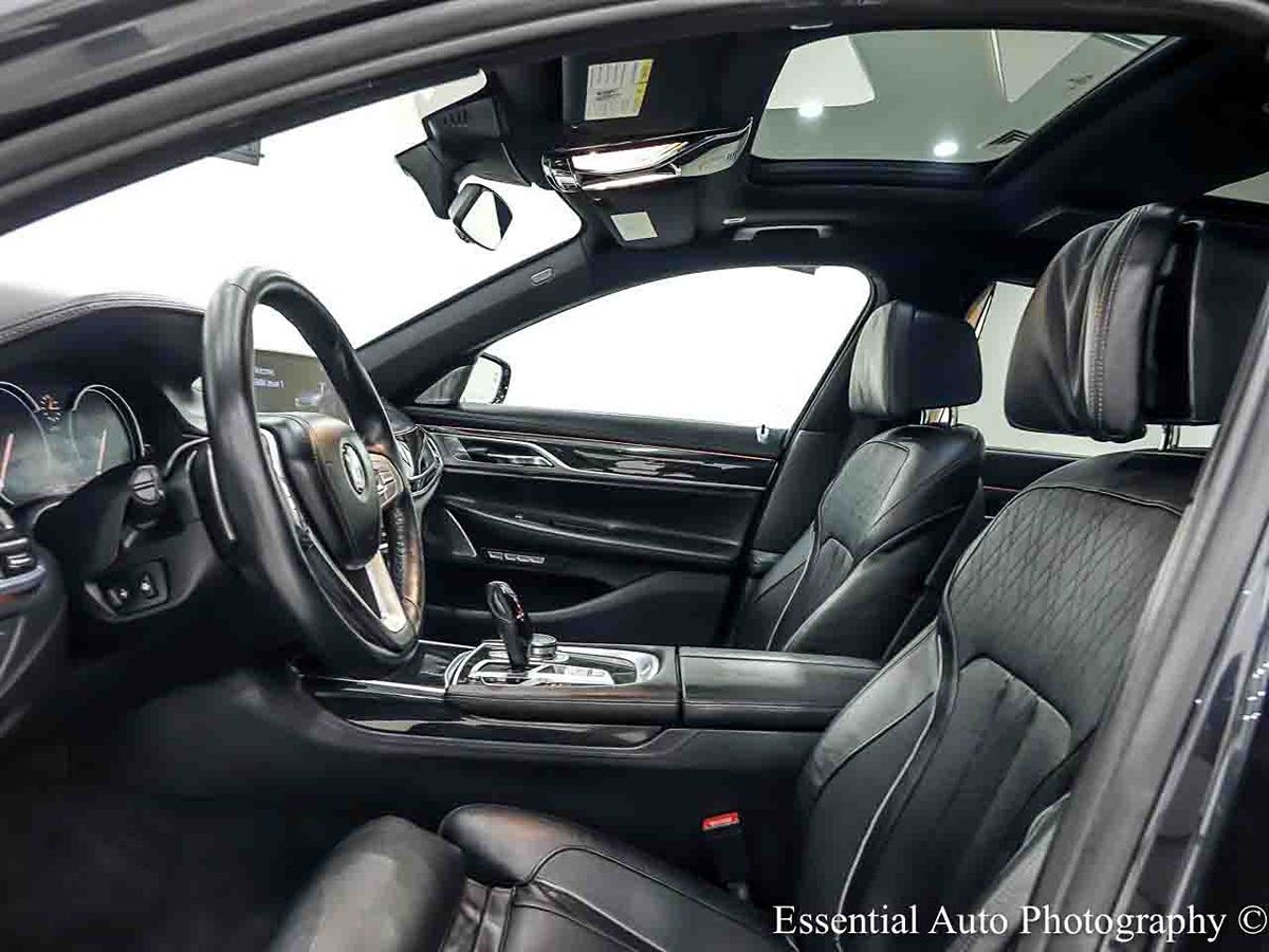 Photo 12 of this BMW 7 Series