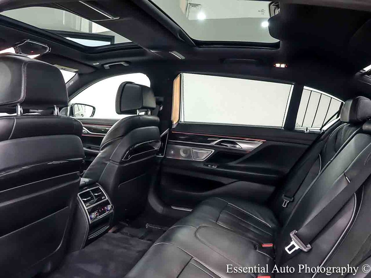 Photo 15 of this BMW 7 Series