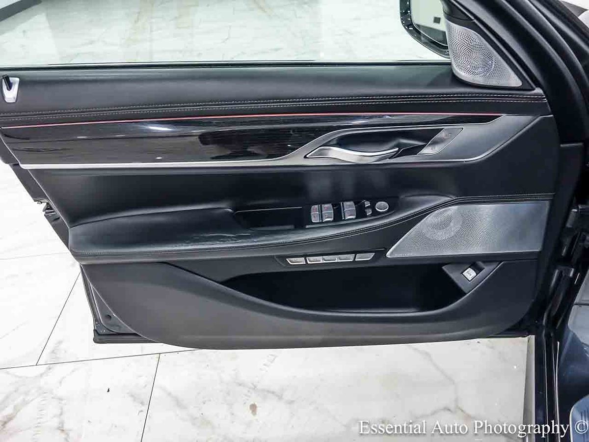 Photo 27 of this BMW 7 Series