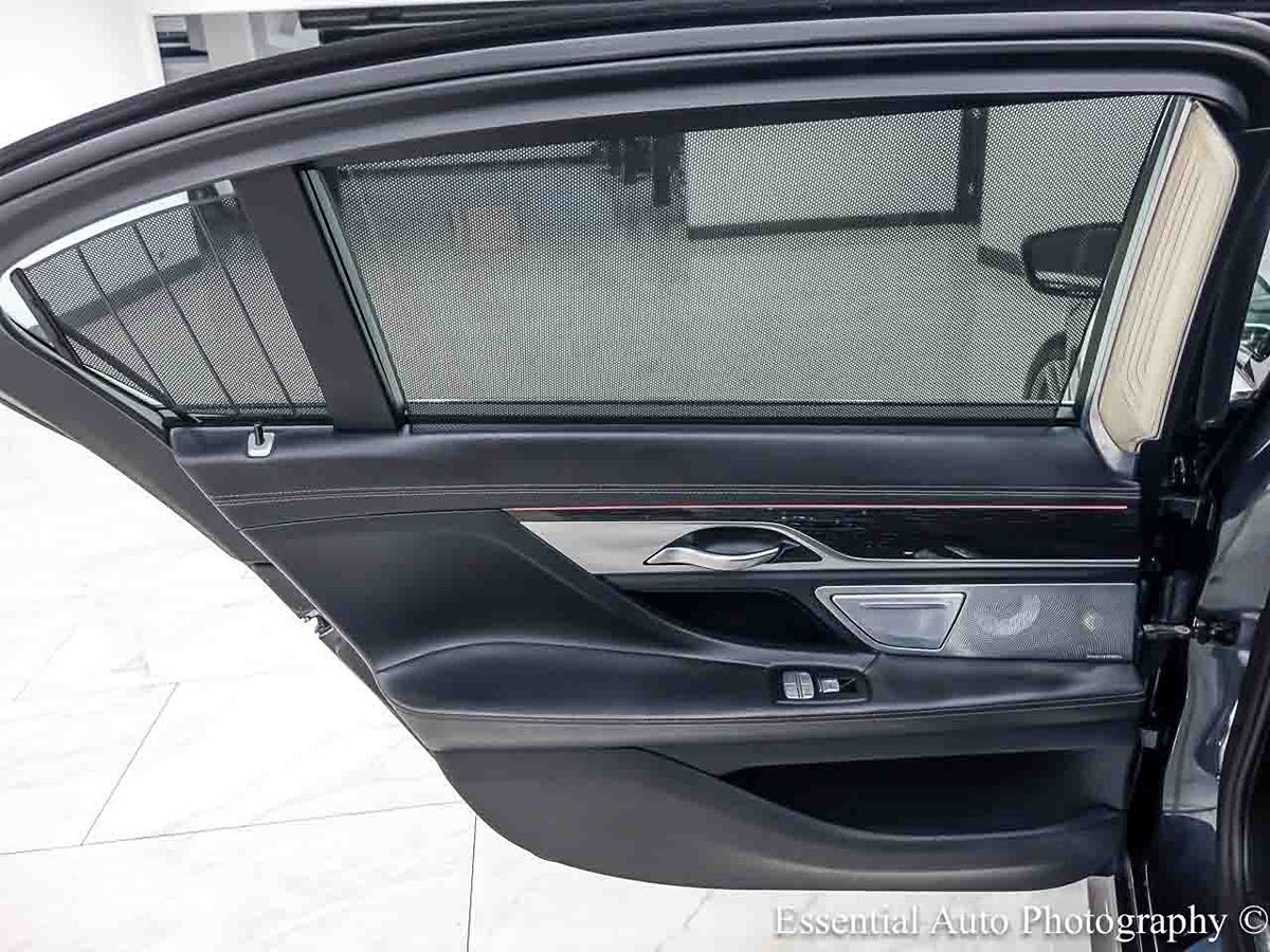 Photo 29 of this BMW 7 Series