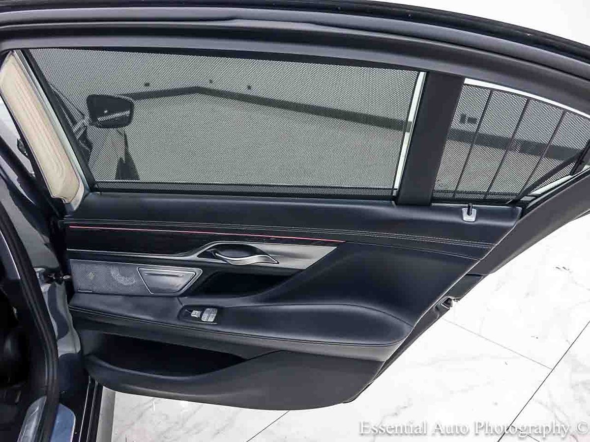 Photo 32 of this BMW 7 Series