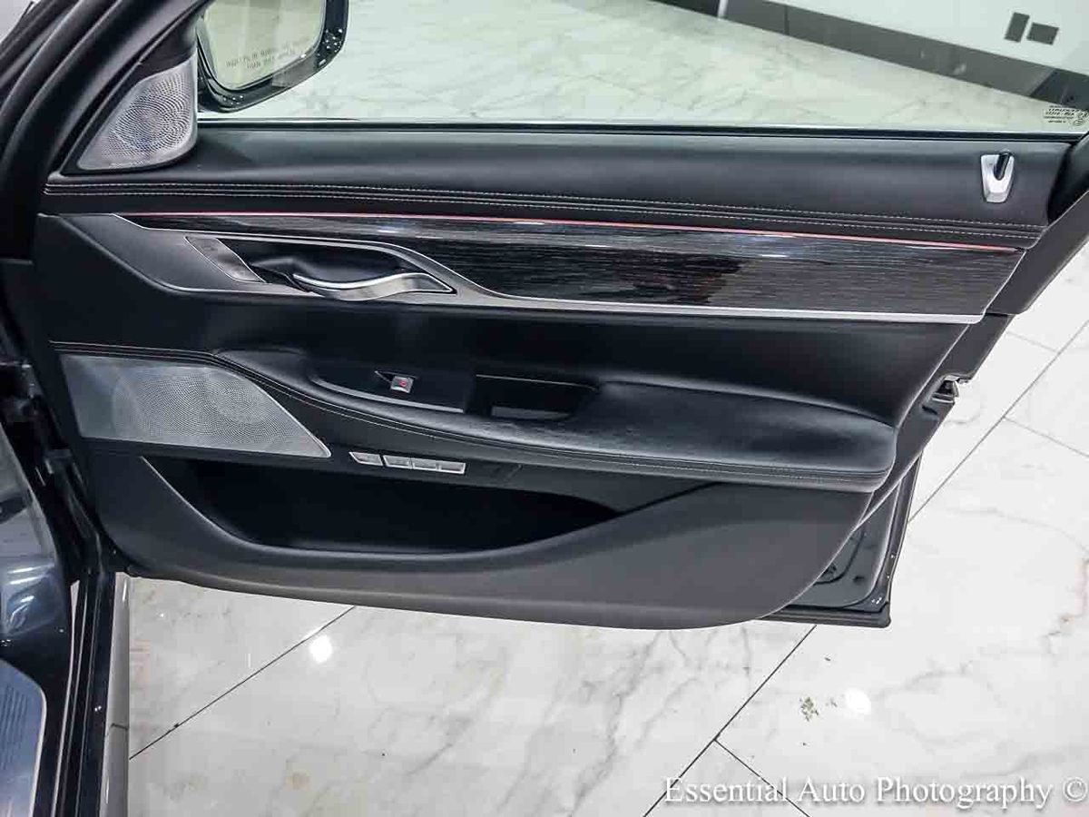 Photo 33 of this BMW 7 Series