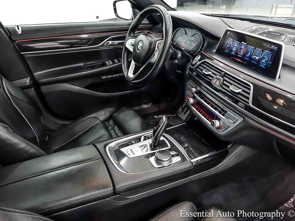 Photo 34 of this BMW 7 Series