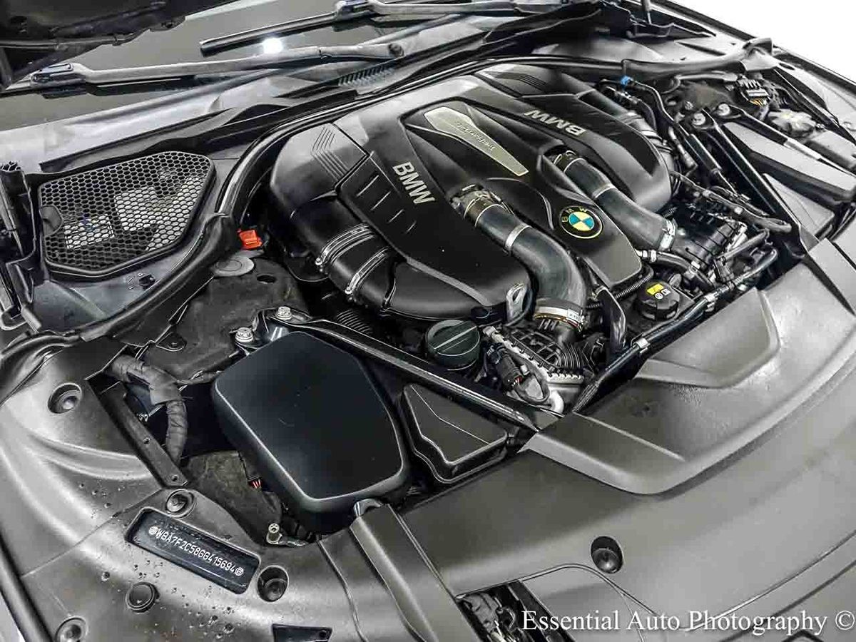 Photo 35 of this BMW 7 Series